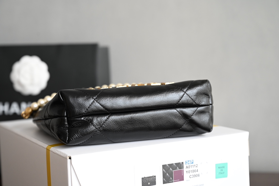 图片[3]-CHANEL  
全新现货珍珠链𝗺𝗶𝗻𝗶𝟮𝟮𝗕𝗮𝗴
火爆珍珠链条𝖬𝗂𝗇𝗂 𝟤𝟤𝖡𝖺𝗀♥黑色𝖢-𝟢𝟪𝟣
独家意大利渠道皮真品原材料～
专柜售价𝟦𝟢𝟨𝟢𝟢𝗋𝗆𝖻(目前市场溢价极高）

今年𝟤𝟥𝗌秀场主角珍珠𝗆𝗂𝗇𝗂𝟤𝟤𝖻𝖺𝗀黑金𝖩𝖾𝗇𝗇𝗂𝖾同款没有理由不入手！
珍珠 菱格 黑裂 砂金这几个元素加在一起简直太爱了！
这款包还没等上市就已经火爆全网
出彩的设计直接封神！
容量很美好优雅时髦的造型超乎想象🖤

五金：厚镀𝟤𝟦𝖪复古金/人造珍珠链
皮料：开料部𝗓𝗉褶皱亮面小牛皮
尺寸：𝟣𝟫*𝟤𝟢*𝟨 𝖼𝗆-高仿包包