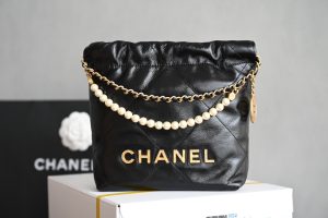 CHANEL  
全新现货珍珠链𝗺𝗶𝗻𝗶𝟮𝟮𝗕𝗮𝗴
火爆珍珠链条𝖬𝗂𝗇𝗂 𝟤𝟤𝖡𝖺𝗀♥黑色𝖢-𝟢𝟪𝟣
独家意大利渠道皮真品原材料～
专柜售价𝟦𝟢𝟨𝟢𝟢𝗋𝗆𝖻(目前市场溢价极高）

今年𝟤𝟥𝗌秀场主角珍珠𝗆𝗂𝗇𝗂𝟤𝟤𝖻𝖺𝗀黑金𝖩𝖾𝗇𝗇𝗂𝖾同款没有理由不入手！
珍珠 菱格 黑裂 砂金这几个元素加在一起简直太爱了！
这款包还没等上市就已经火爆全网
出彩的设计直接封神！
容量很美好优雅时髦的造型超乎想象🖤

五金：厚镀𝟤𝟦𝖪复古金/人造珍珠链
皮料：开料部𝗓𝗉褶皱亮面小牛皮
尺寸：𝟣𝟫*𝟤𝟢*𝟨 𝖼𝗆-高仿包包
