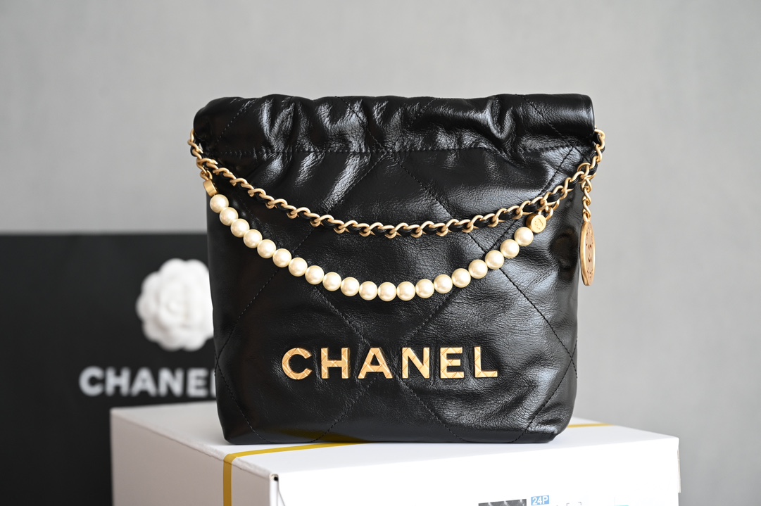 CHANEL  
全新现货珍珠链𝗺𝗶𝗻𝗶𝟮𝟮𝗕𝗮𝗴
火爆珍珠链条𝖬𝗂𝗇𝗂 𝟤𝟤𝖡𝖺𝗀♥黑色𝖢-𝟢𝟪𝟣
独家意大利渠道皮真品原材料～
专柜售价𝟦𝟢𝟨𝟢𝟢𝗋𝗆𝖻(目前市场溢价极高）

今年𝟤𝟥𝗌秀场主角珍珠𝗆𝗂𝗇𝗂𝟤𝟤𝖻𝖺𝗀黑金𝖩𝖾𝗇𝗇𝗂𝖾同款没有理由不入手！
珍珠 菱格 黑裂 砂金这几个元素加在一起简直太爱了！
这款包还没等上市就已经火爆全网
出彩的设计直接封神！
容量很美好优雅时髦的造型超乎想象🖤

五金：厚镀𝟤𝟦𝖪复古金/人造珍珠链
皮料：开料部𝗓𝗉褶皱亮面小牛皮
尺寸：𝟣𝟫*𝟤𝟢*𝟨 𝖼𝗆-高仿包包