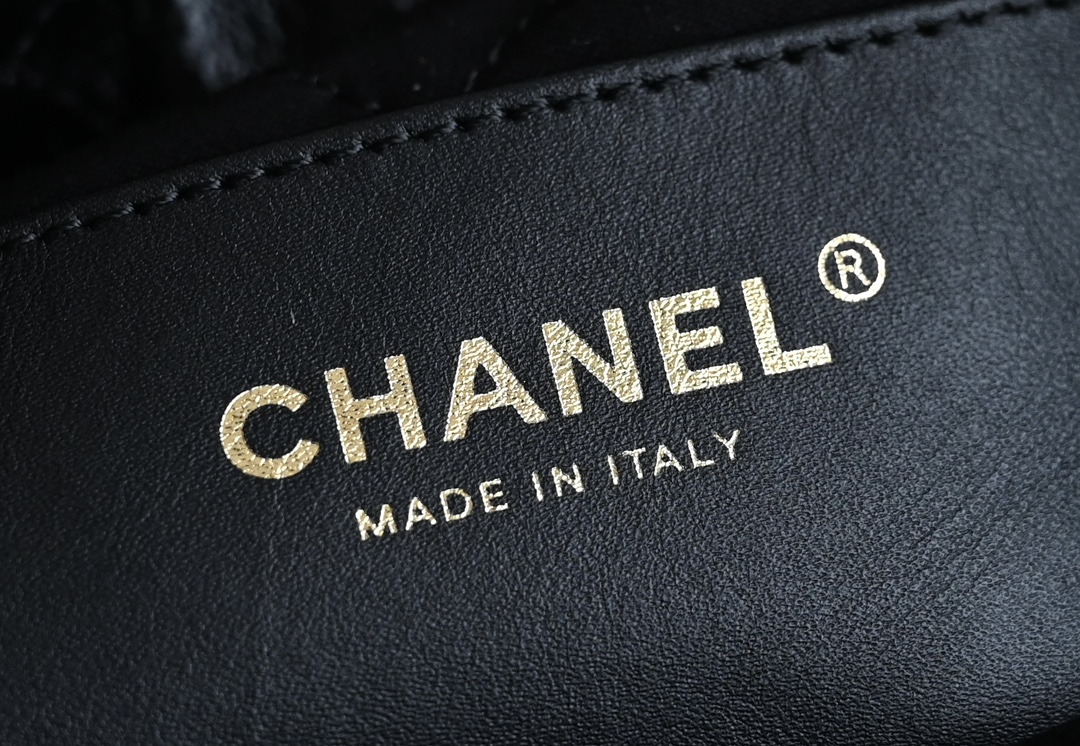 图片[9]-CHANEL  
全新现货珍珠链𝗺𝗶𝗻𝗶𝟮𝟮𝗕𝗮𝗴
火爆珍珠链条𝖬𝗂𝗇𝗂 𝟤𝟤𝖡𝖺𝗀♥黑色𝖢-𝟢𝟪𝟣
独家意大利渠道皮真品原材料～
专柜售价𝟦𝟢𝟨𝟢𝟢𝗋𝗆𝖻(目前市场溢价极高）

今年𝟤𝟥𝗌秀场主角珍珠𝗆𝗂𝗇𝗂𝟤𝟤𝖻𝖺𝗀黑金𝖩𝖾𝗇𝗇𝗂𝖾同款没有理由不入手！
珍珠 菱格 黑裂 砂金这几个元素加在一起简直太爱了！
这款包还没等上市就已经火爆全网
出彩的设计直接封神！
容量很美好优雅时髦的造型超乎想象🖤

五金：厚镀𝟤𝟦𝖪复古金/人造珍珠链
皮料：开料部𝗓𝗉褶皱亮面小牛皮
尺寸：𝟣𝟫*𝟤𝟢*𝟨 𝖼𝗆-高仿包包