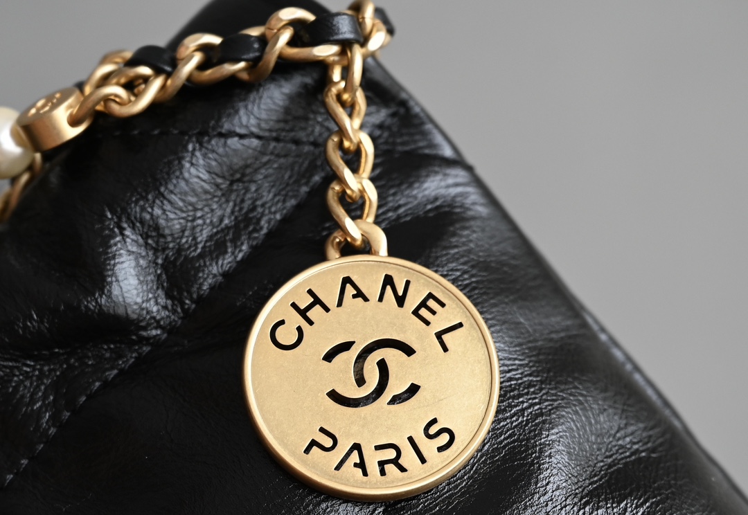 图片[5]-CHANEL  
全新现货珍珠链𝗺𝗶𝗻𝗶𝟮𝟮𝗕𝗮𝗴
火爆珍珠链条𝖬𝗂𝗇𝗂 𝟤𝟤𝖡𝖺𝗀♥黑色𝖢-𝟢𝟪𝟣
独家意大利渠道皮真品原材料～
专柜售价𝟦𝟢𝟨𝟢𝟢𝗋𝗆𝖻(目前市场溢价极高）

今年𝟤𝟥𝗌秀场主角珍珠𝗆𝗂𝗇𝗂𝟤𝟤𝖻𝖺𝗀黑金𝖩𝖾𝗇𝗇𝗂𝖾同款没有理由不入手！
珍珠 菱格 黑裂 砂金这几个元素加在一起简直太爱了！
这款包还没等上市就已经火爆全网
出彩的设计直接封神！
容量很美好优雅时髦的造型超乎想象🖤

五金：厚镀𝟤𝟦𝖪复古金/人造珍珠链
皮料：开料部𝗓𝗉褶皱亮面小牛皮
尺寸：𝟣𝟫*𝟤𝟢*𝟨 𝖼𝗆-高仿包包