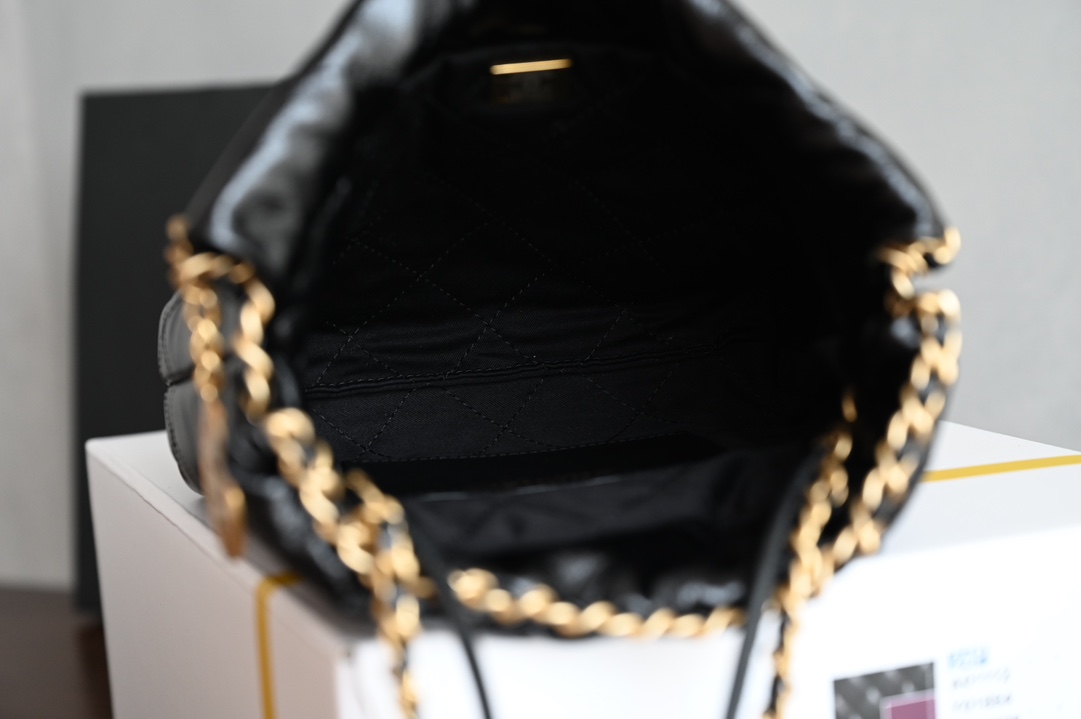 图片[8]-CHANEL  
全新现货珍珠链𝗺𝗶𝗻𝗶𝟮𝟮𝗕𝗮𝗴
火爆珍珠链条𝖬𝗂𝗇𝗂 𝟤𝟤𝖡𝖺𝗀♥黑色𝖢-𝟢𝟪𝟣
独家意大利渠道皮真品原材料～
专柜售价𝟦𝟢𝟨𝟢𝟢𝗋𝗆𝖻(目前市场溢价极高）

今年𝟤𝟥𝗌秀场主角珍珠𝗆𝗂𝗇𝗂𝟤𝟤𝖻𝖺𝗀黑金𝖩𝖾𝗇𝗇𝗂𝖾同款没有理由不入手！
珍珠 菱格 黑裂 砂金这几个元素加在一起简直太爱了！
这款包还没等上市就已经火爆全网
出彩的设计直接封神！
容量很美好优雅时髦的造型超乎想象🖤

五金：厚镀𝟤𝟦𝖪复古金/人造珍珠链
皮料：开料部𝗓𝗉褶皱亮面小牛皮
尺寸：𝟣𝟫*𝟤𝟢*𝟨 𝖼𝗆-高仿包包