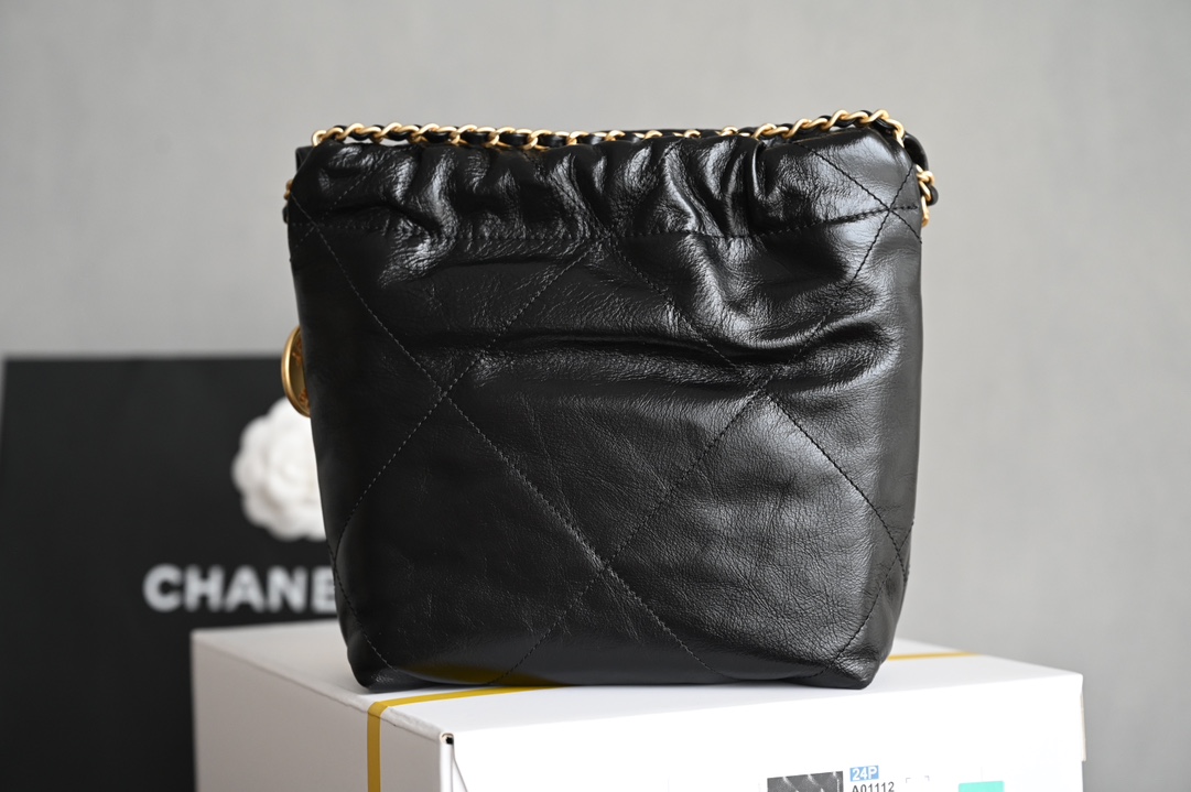 图片[2]-CHANEL  
全新现货珍珠链𝗺𝗶𝗻𝗶𝟮𝟮𝗕𝗮𝗴
火爆珍珠链条𝖬𝗂𝗇𝗂 𝟤𝟤𝖡𝖺𝗀♥黑色𝖢-𝟢𝟪𝟣
独家意大利渠道皮真品原材料～
专柜售价𝟦𝟢𝟨𝟢𝟢𝗋𝗆𝖻(目前市场溢价极高）

今年𝟤𝟥𝗌秀场主角珍珠𝗆𝗂𝗇𝗂𝟤𝟤𝖻𝖺𝗀黑金𝖩𝖾𝗇𝗇𝗂𝖾同款没有理由不入手！
珍珠 菱格 黑裂 砂金这几个元素加在一起简直太爱了！
这款包还没等上市就已经火爆全网
出彩的设计直接封神！
容量很美好优雅时髦的造型超乎想象🖤

五金：厚镀𝟤𝟦𝖪复古金/人造珍珠链
皮料：开料部𝗓𝗉褶皱亮面小牛皮
尺寸：𝟣𝟫*𝟤𝟢*𝟨 𝖼𝗆-高仿包包