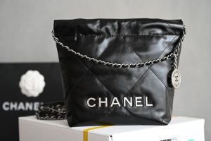 CHANEL  
全新升级版🌿 迷你𝟮𝟮𝗕𝗮𝗴
𝖠𝗇𝗍𝗂𝖻𝖺 𝗓𝗉皮𝖬𝗂𝗇𝗂 𝟤𝟤♥黑银
专柜售价𝟦𝟣𝟢𝟢𝟢𝗋𝗆𝖻购入开发〰️

秀场主角𝟤𝟤𝖡𝖺𝗀 𝗆𝗂𝗇𝗂造型感极强 设计风拉满〰️
尺寸小巧却能轻易叱咤秀场必需人手一枚❕

五金：复古银扣
皮料：𝖠𝗇𝗍𝗂𝖻𝖺原皮小牛
尺寸：𝟣𝟫*𝟤𝟢*𝟨 𝖼𝗆-高仿包包