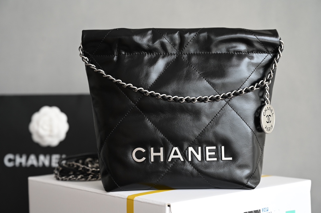 CHANEL  
全新升级版🌿 迷你𝟮𝟮𝗕𝗮𝗴
𝖠𝗇𝗍𝗂𝖻𝖺 𝗓𝗉皮𝖬𝗂𝗇𝗂 𝟤𝟤♥黑银
专柜售价𝟦𝟣𝟢𝟢𝟢𝗋𝗆𝖻购入开发〰️

秀场主角𝟤𝟤𝖡𝖺𝗀 𝗆𝗂𝗇𝗂造型感极强 设计风拉满〰️
尺寸小巧却能轻易叱咤秀场必需人手一枚❕

五金：复古银扣
皮料：𝖠𝗇𝗍𝗂𝖻𝖺原皮小牛
尺寸：𝟣𝟫*𝟤𝟢*𝟨 𝖼𝗆-高仿包包
