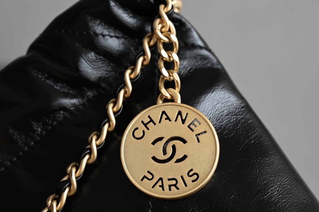 图片[5]-CHANEL  
全新升级版🌿 迷你𝟐𝟐𝐁𝐚𝐠
𝖠𝗇𝗍𝗂𝖻𝖺 𝗓𝗉皮𝖬𝗂𝗇𝗂 𝟤𝟤♥黑金/白字母
专柜售价𝟦𝟣𝟢𝟢𝟢𝗋𝗆𝖻购入开发〰️

秀场主角𝟤𝟤𝖡𝖺𝗀 𝗆𝗂𝗇𝗂造型感极强 设计风拉满〰️
尺寸小巧却能轻易叱咤秀场必需人手一枚❕

五金：厚镀𝟤𝟦𝗄复古金
皮料：𝖠𝗇𝗍𝗂𝖻𝖺原皮小牛
尺寸：𝟣𝟫*𝟤𝟢*𝟨 𝖼𝗆-高仿包包
