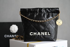 CHANEL  
全新升级版🌿 迷你𝟐𝟐𝐁𝐚𝐠
𝖠𝗇𝗍𝗂𝖻𝖺 𝗓𝗉皮𝖬𝗂𝗇𝗂 𝟤𝟤♥黑金/白字母
专柜售价𝟦𝟣𝟢𝟢𝟢𝗋𝗆𝖻购入开发〰️

秀场主角𝟤𝟤𝖡𝖺𝗀 𝗆𝗂𝗇𝗂造型感极强 设计风拉满〰️
尺寸小巧却能轻易叱咤秀场必需人手一枚❕

五金：厚镀𝟤𝟦𝗄复古金
皮料：𝖠𝗇𝗍𝗂𝖻𝖺原皮小牛
尺寸：𝟣𝟫*𝟤𝟢*𝟨 𝖼𝗆-高仿包包