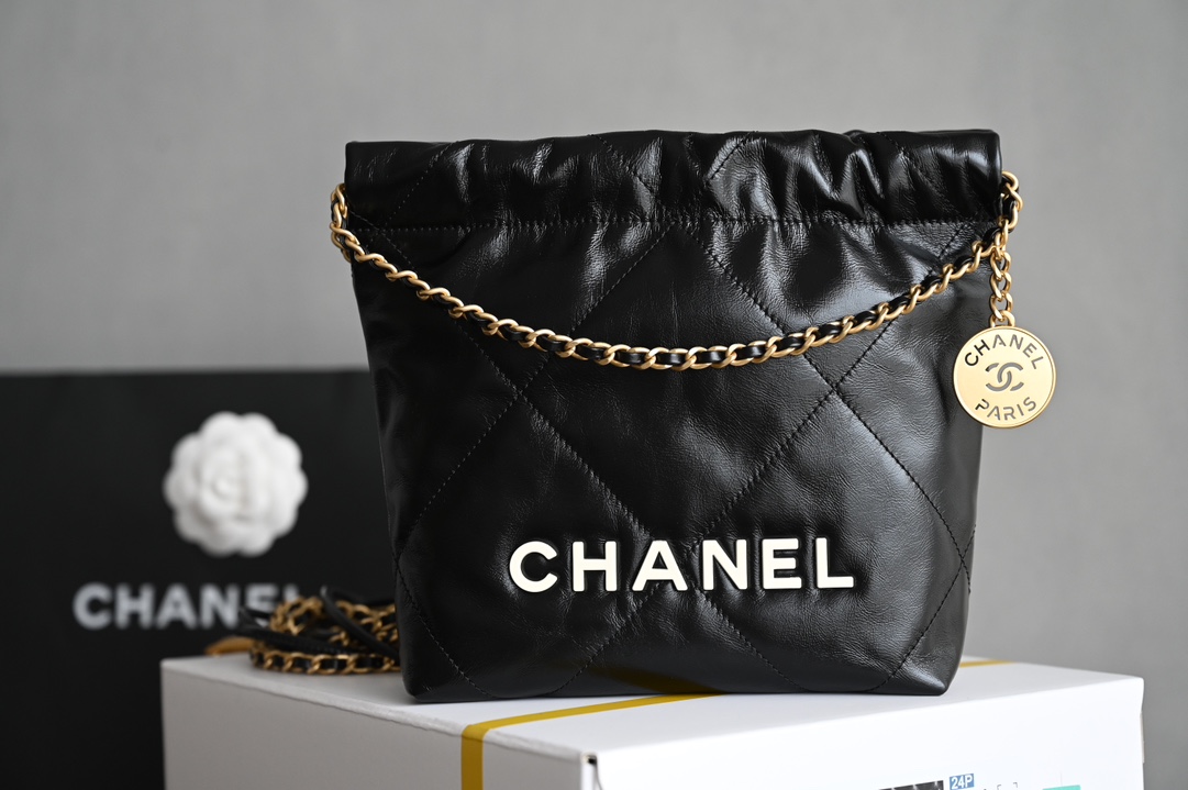 CHANEL  
全新升级版🌿 迷你𝟐𝟐𝐁𝐚𝐠
𝖠𝗇𝗍𝗂𝖻𝖺 𝗓𝗉皮𝖬𝗂𝗇𝗂 𝟤𝟤♥黑金/白字母
专柜售价𝟦𝟣𝟢𝟢𝟢𝗋𝗆𝖻购入开发〰️

秀场主角𝟤𝟤𝖡𝖺𝗀 𝗆𝗂𝗇𝗂造型感极强 设计风拉满〰️
尺寸小巧却能轻易叱咤秀场必需人手一枚❕

五金：厚镀𝟤𝟦𝗄复古金
皮料：𝖠𝗇𝗍𝗂𝖻𝖺原皮小牛
尺寸：𝟣𝟫*𝟤𝟢*𝟨 𝖼𝗆-高仿包包