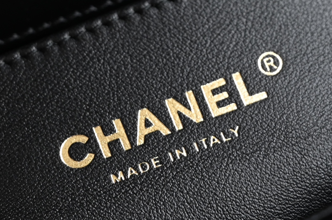 图片[9]-CHANEL  
  𝟮𝟰𝗖早春
双金珠口盖包 黑色🖤中号 
专柜售价𝟦𝟨𝟪𝟢𝟢𝗋𝗆𝖻购入开发〰️

全新𝟤𝟦𝖢金珠双链设计魅力无敌❕
抽绳式调节设计链条长短〰️
轻松驾驭各种背法随心所向⛓️
斜挎单肩、腋下包简直绝了🖤

五金：厚镀𝟤𝟦𝗄复古金
皮料：𝖠𝗇𝗍𝗂𝖻𝖺亮面𝗓𝗉小牛
尺寸： 𝟣𝟦.𝟧*𝟤𝟤*𝟪 𝖼𝗆-高仿包包