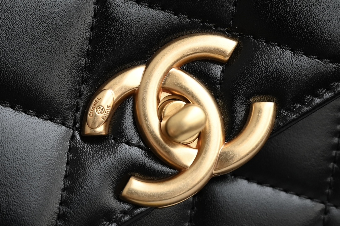 图片[6]-CHANEL  
  𝟮𝟰𝗖早春
双金珠口盖包 黑色🖤中号 
专柜售价𝟦𝟨𝟪𝟢𝟢𝗋𝗆𝖻购入开发〰️

全新𝟤𝟦𝖢金珠双链设计魅力无敌❕
抽绳式调节设计链条长短〰️
轻松驾驭各种背法随心所向⛓️
斜挎单肩、腋下包简直绝了🖤

五金：厚镀𝟤𝟦𝗄复古金
皮料：𝖠𝗇𝗍𝗂𝖻𝖺亮面𝗓𝗉小牛
尺寸： 𝟣𝟦.𝟧*𝟤𝟤*𝟪 𝖼𝗆-高仿包包