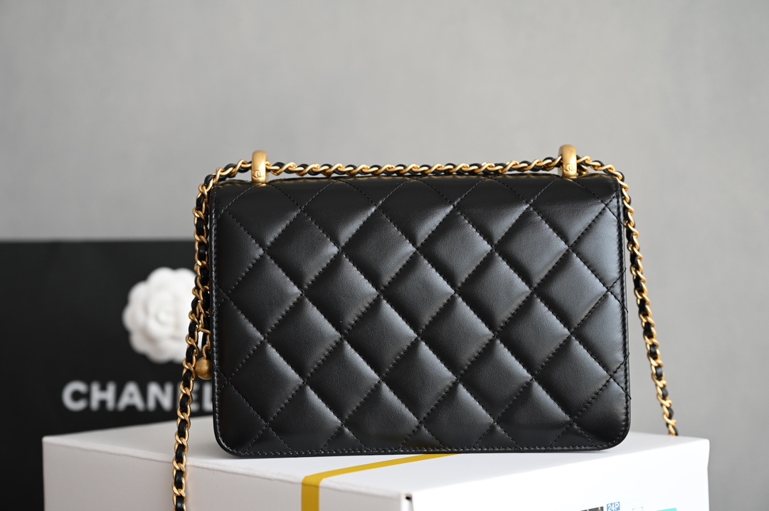 图片[2]-CHANEL  
  𝟮𝟰𝗖早春
双金珠口盖包 黑色🖤中号 
专柜售价𝟦𝟨𝟪𝟢𝟢𝗋𝗆𝖻购入开发〰️

全新𝟤𝟦𝖢金珠双链设计魅力无敌❕
抽绳式调节设计链条长短〰️
轻松驾驭各种背法随心所向⛓️
斜挎单肩、腋下包简直绝了🖤

五金：厚镀𝟤𝟦𝗄复古金
皮料：𝖠𝗇𝗍𝗂𝖻𝖺亮面𝗓𝗉小牛
尺寸： 𝟣𝟦.𝟧*𝟤𝟤*𝟪 𝖼𝗆-高仿包包