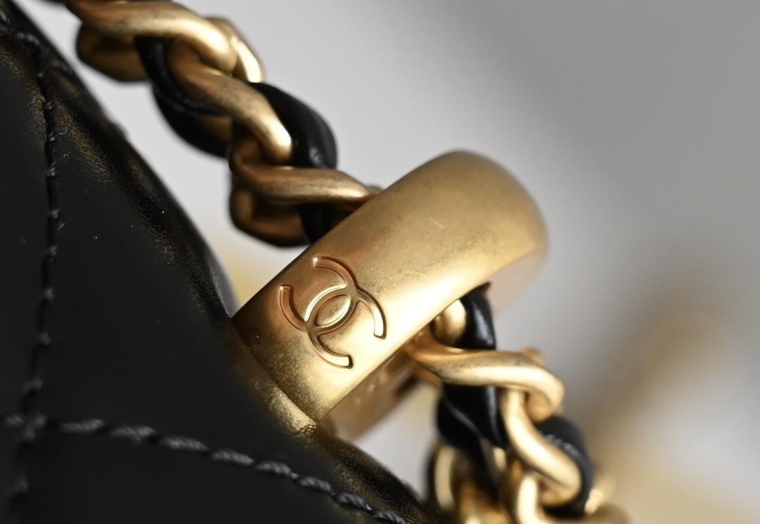图片[5]-CHANEL  
  𝟮𝟰𝗖早春
双金珠口盖包 黑色🖤中号 
专柜售价𝟦𝟨𝟪𝟢𝟢𝗋𝗆𝖻购入开发〰️

全新𝟤𝟦𝖢金珠双链设计魅力无敌❕
抽绳式调节设计链条长短〰️
轻松驾驭各种背法随心所向⛓️
斜挎单肩、腋下包简直绝了🖤

五金：厚镀𝟤𝟦𝗄复古金
皮料：𝖠𝗇𝗍𝗂𝖻𝖺亮面𝗓𝗉小牛
尺寸： 𝟣𝟦.𝟧*𝟤𝟤*𝟪 𝖼𝗆-高仿包包