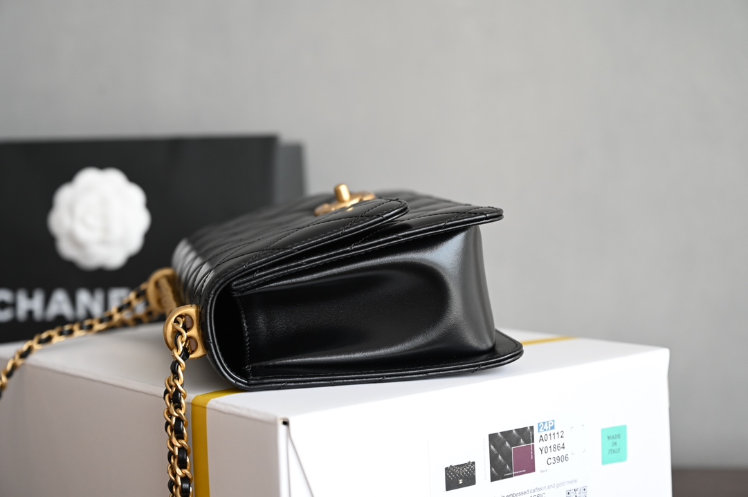 图片[4]-CHANEL  
  𝟮𝟰𝗖早春
双金珠口盖包 黑色🖤中号 
专柜售价𝟦𝟨𝟪𝟢𝟢𝗋𝗆𝖻购入开发〰️

全新𝟤𝟦𝖢金珠双链设计魅力无敌❕
抽绳式调节设计链条长短〰️
轻松驾驭各种背法随心所向⛓️
斜挎单肩、腋下包简直绝了🖤

五金：厚镀𝟤𝟦𝗄复古金
皮料：𝖠𝗇𝗍𝗂𝖻𝖺亮面𝗓𝗉小牛
尺寸： 𝟣𝟦.𝟧*𝟤𝟤*𝟪 𝖼𝗆-高仿包包