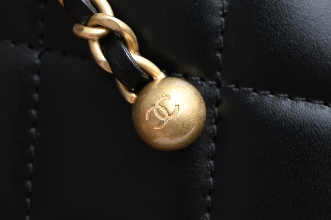 图片[7]-CHANEL  
  𝟮𝟰𝗖早春
双金珠口盖包 黑色🖤中号 
专柜售价𝟦𝟨𝟪𝟢𝟢𝗋𝗆𝖻购入开发〰️

全新𝟤𝟦𝖢金珠双链设计魅力无敌❕
抽绳式调节设计链条长短〰️
轻松驾驭各种背法随心所向⛓️
斜挎单肩、腋下包简直绝了🖤

五金：厚镀𝟤𝟦𝗄复古金
皮料：𝖠𝗇𝗍𝗂𝖻𝖺亮面𝗓𝗉小牛
尺寸： 𝟣𝟦.𝟧*𝟤𝟤*𝟪 𝖼𝗆-高仿包包