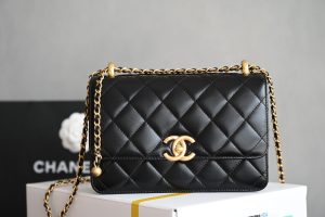 CHANEL  
  𝟮𝟰𝗖早春
双金珠口盖包 黑色🖤中号 
专柜售价𝟦𝟨𝟪𝟢𝟢𝗋𝗆𝖻购入开发〰️

全新𝟤𝟦𝖢金珠双链设计魅力无敌❕
抽绳式调节设计链条长短〰️
轻松驾驭各种背法随心所向⛓️
斜挎单肩、腋下包简直绝了🖤

五金：厚镀𝟤𝟦𝗄复古金
皮料：𝖠𝗇𝗍𝗂𝖻𝖺亮面𝗓𝗉小牛
尺寸： 𝟣𝟦.𝟧*𝟤𝟤*𝟪 𝖼𝗆-高仿包包