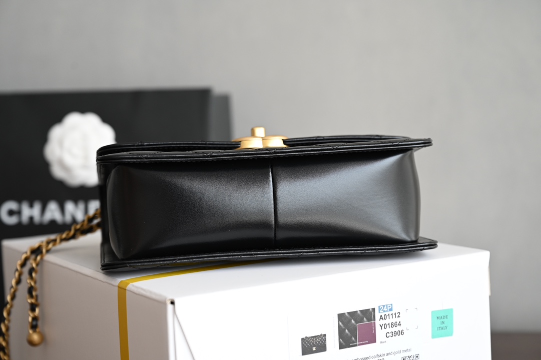 图片[3]-CHANEL  
  𝟮𝟰𝗖早春
双金珠口盖包 黑色🖤中号 
专柜售价𝟦𝟨𝟪𝟢𝟢𝗋𝗆𝖻购入开发〰️

全新𝟤𝟦𝖢金珠双链设计魅力无敌❕
抽绳式调节设计链条长短〰️
轻松驾驭各种背法随心所向⛓️
斜挎单肩、腋下包简直绝了🖤

五金：厚镀𝟤𝟦𝗄复古金
皮料：𝖠𝗇𝗍𝗂𝖻𝖺亮面𝗓𝗉小牛
尺寸： 𝟣𝟦.𝟧*𝟤𝟤*𝟪 𝖼𝗆-高仿包包