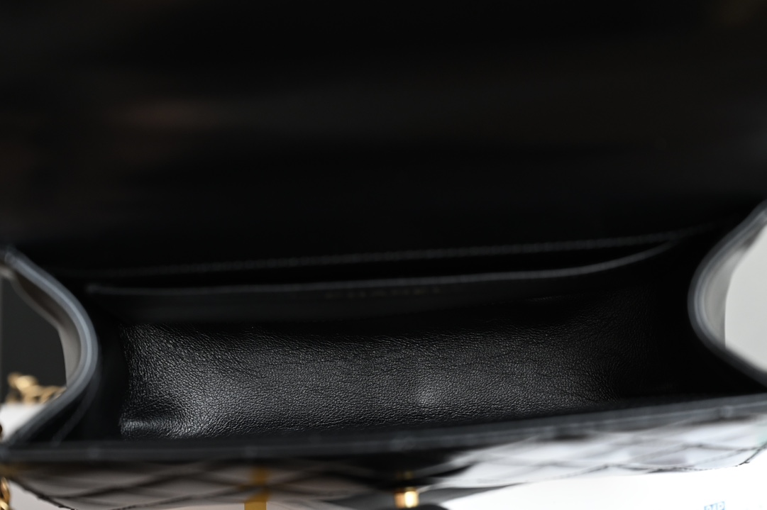 图片[8]-CHANEL  
  𝟮𝟰𝗖早春
双金珠口盖包 黑色🖤中号 
专柜售价𝟦𝟨𝟪𝟢𝟢𝗋𝗆𝖻购入开发〰️

全新𝟤𝟦𝖢金珠双链设计魅力无敌❕
抽绳式调节设计链条长短〰️
轻松驾驭各种背法随心所向⛓️
斜挎单肩、腋下包简直绝了🖤

五金：厚镀𝟤𝟦𝗄复古金
皮料：𝖠𝗇𝗍𝗂𝖻𝖺亮面𝗓𝗉小牛
尺寸： 𝟣𝟦.𝟧*𝟤𝟤*𝟪 𝖼𝗆-高仿包包
