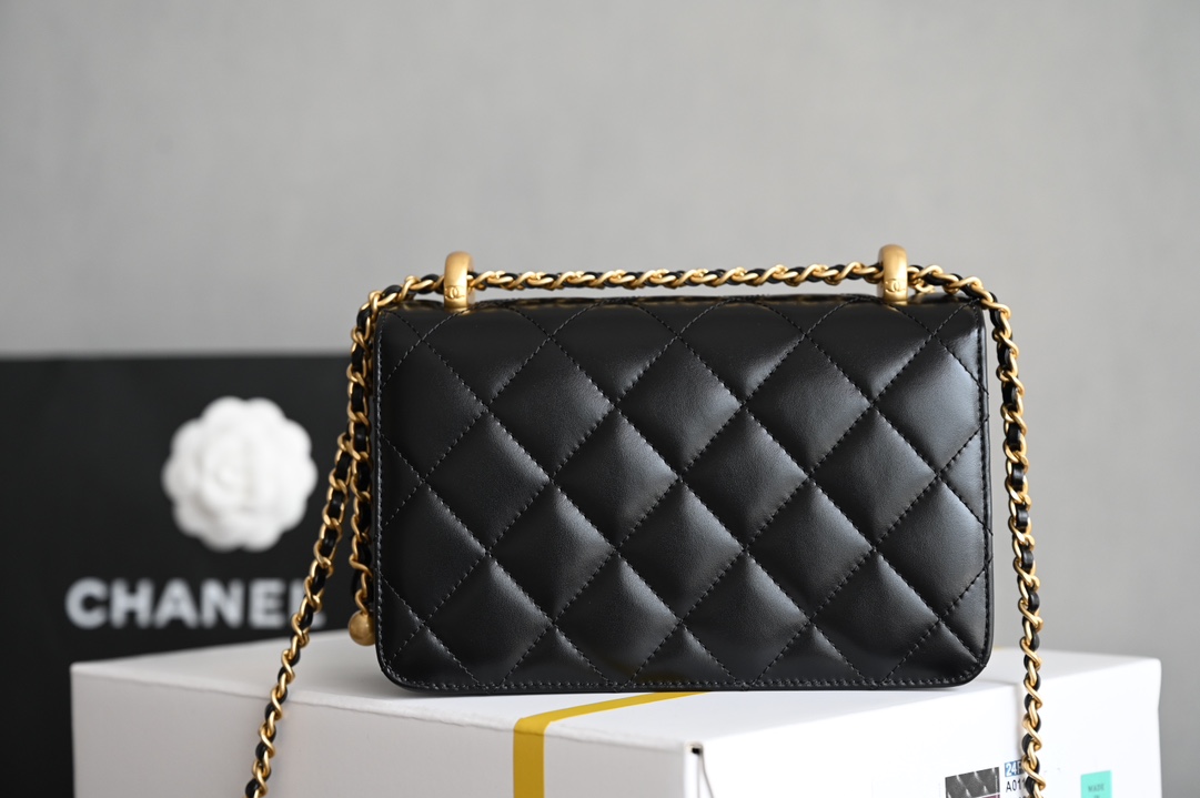 图片[2]-CHANEL  
 𝟮𝟰𝗖早春🍃
双金珠口盖包 黑色♥小号
专柜售价𝟦𝟥𝟪𝟢𝟢𝗋𝗆𝖻购入开发〰️

全新𝟤𝟦𝖢金珠双链设计魅力无敌❕
抽绳式调节设计链条长短〰️
轻松驾驭各种背法随心所向⛓️
斜挎单肩、腋下包简直绝了🖤

五金：厚镀𝟤𝟦𝗄复古金
皮料：𝖠𝗇𝗍𝗂𝖻𝖺亮面𝗓𝗉小牛
尺寸： 𝟣𝟤*𝟣𝟫*𝟪 𝖼𝗆-高仿包包