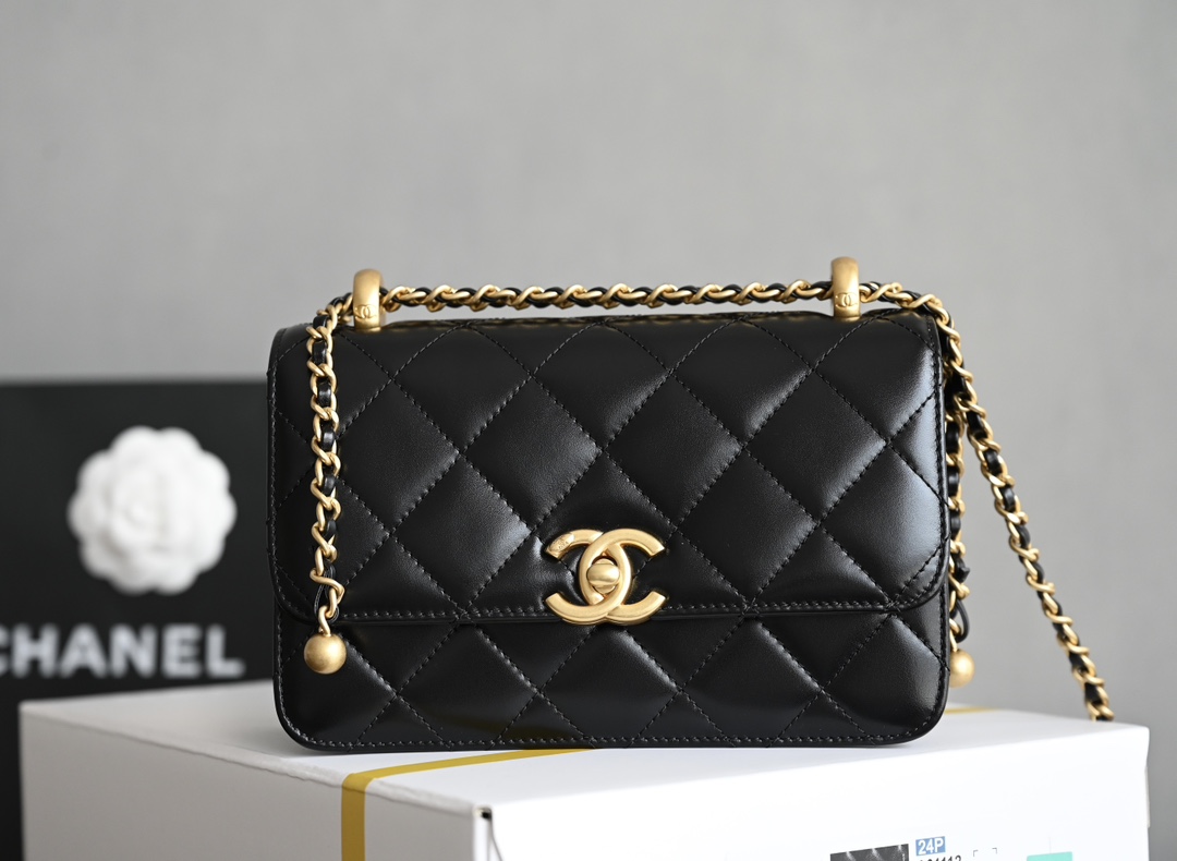 CHANEL  
 𝟮𝟰𝗖早春🍃
双金珠口盖包 黑色♥小号
专柜售价𝟦𝟥𝟪𝟢𝟢𝗋𝗆𝖻购入开发〰️

全新𝟤𝟦𝖢金珠双链设计魅力无敌❕
抽绳式调节设计链条长短〰️
轻松驾驭各种背法随心所向⛓️
斜挎单肩、腋下包简直绝了🖤

五金：厚镀𝟤𝟦𝗄复古金
皮料：𝖠𝗇𝗍𝗂𝖻𝖺亮面𝗓𝗉小牛
尺寸： 𝟣𝟤*𝟣𝟫*𝟪 𝖼𝗆-高仿包包