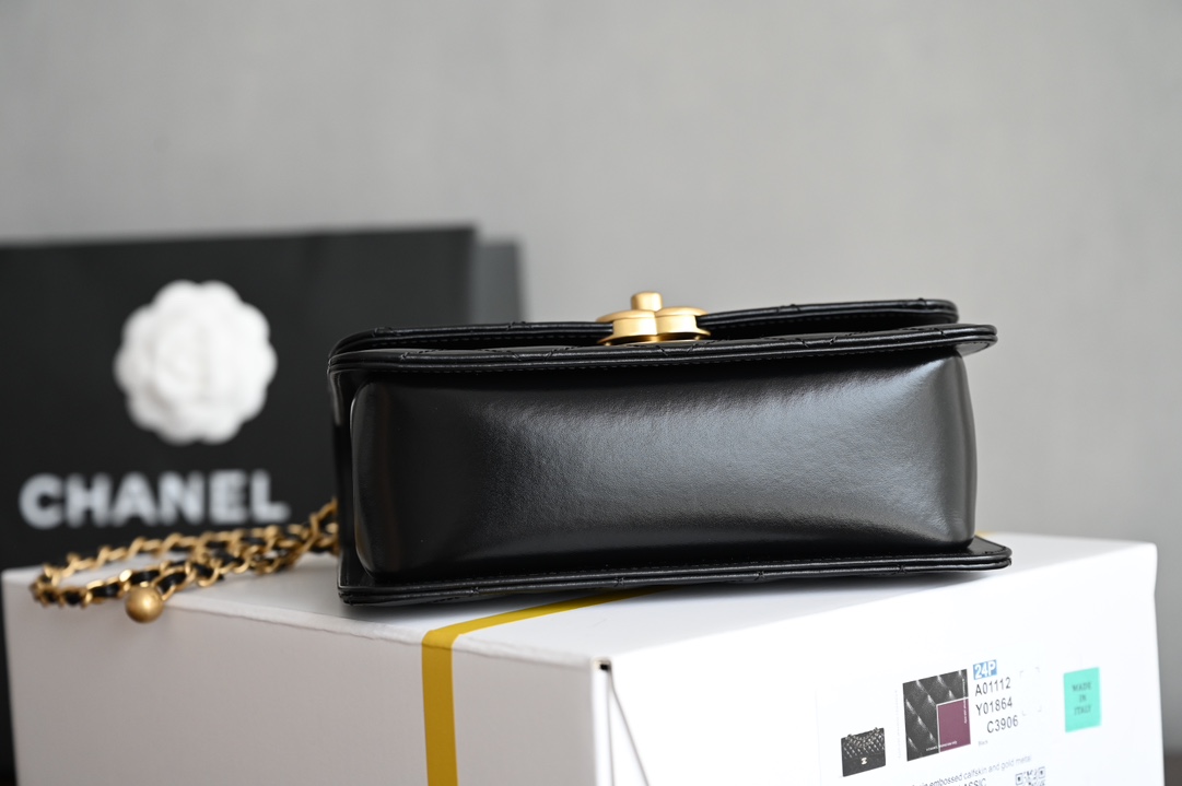 图片[3]-CHANEL  
 𝟮𝟰𝗖早春🍃
双金珠口盖包 黑色♥小号
专柜售价𝟦𝟥𝟪𝟢𝟢𝗋𝗆𝖻购入开发〰️

全新𝟤𝟦𝖢金珠双链设计魅力无敌❕
抽绳式调节设计链条长短〰️
轻松驾驭各种背法随心所向⛓️
斜挎单肩、腋下包简直绝了🖤

五金：厚镀𝟤𝟦𝗄复古金
皮料：𝖠𝗇𝗍𝗂𝖻𝖺亮面𝗓𝗉小牛
尺寸： 𝟣𝟤*𝟣𝟫*𝟪 𝖼𝗆-高仿包包