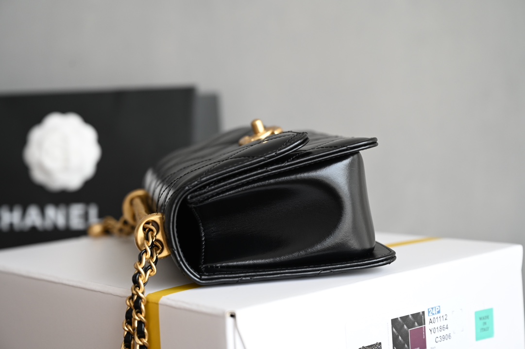图片[4]-CHANEL  
 𝟮𝟰𝗖早春🍃
双金珠口盖包 黑色♥小号
专柜售价𝟦𝟥𝟪𝟢𝟢𝗋𝗆𝖻购入开发〰️

全新𝟤𝟦𝖢金珠双链设计魅力无敌❕
抽绳式调节设计链条长短〰️
轻松驾驭各种背法随心所向⛓️
斜挎单肩、腋下包简直绝了🖤

五金：厚镀𝟤𝟦𝗄复古金
皮料：𝖠𝗇𝗍𝗂𝖻𝖺亮面𝗓𝗉小牛
尺寸： 𝟣𝟤*𝟣𝟫*𝟪 𝖼𝗆-高仿包包
