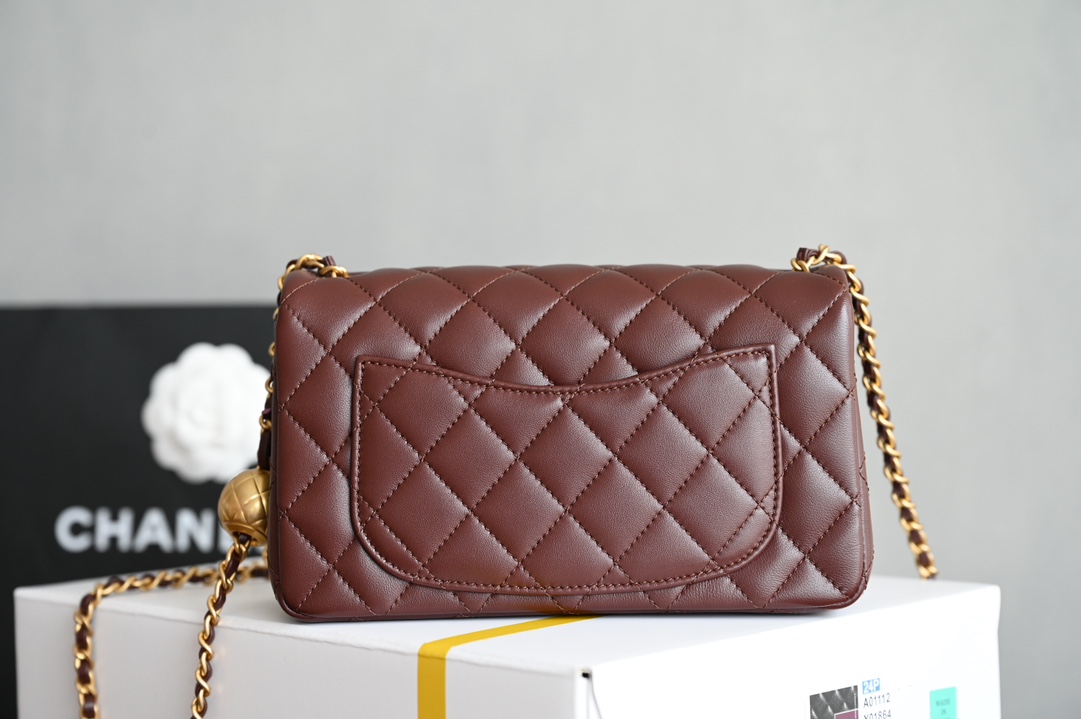 图片[2]-CHANEL 𝟐𝟒𝐊新色现货 金球口盖包
金球调节扣 大𝗆𝗂𝗇𝗂 深棕
专柜售价𝟦𝟥𝟧𝟢𝟢𝗋𝗆𝖻购入开发〰️

最新推出#金球链条口盖包大𝗆𝗂𝗇𝗂💙
具备𝖢𝖥元素造型有着性感迷人的气质
链条金球调节扣设计很精致很复古~
绝对是重量级必入收藏款️啦✔️

五金：厚镀𝟤𝟦𝖪复古金
皮料:   细腻小羊皮
尺寸：𝟣𝟥*𝟤𝟢*𝟩 𝖼𝗆-高仿包包