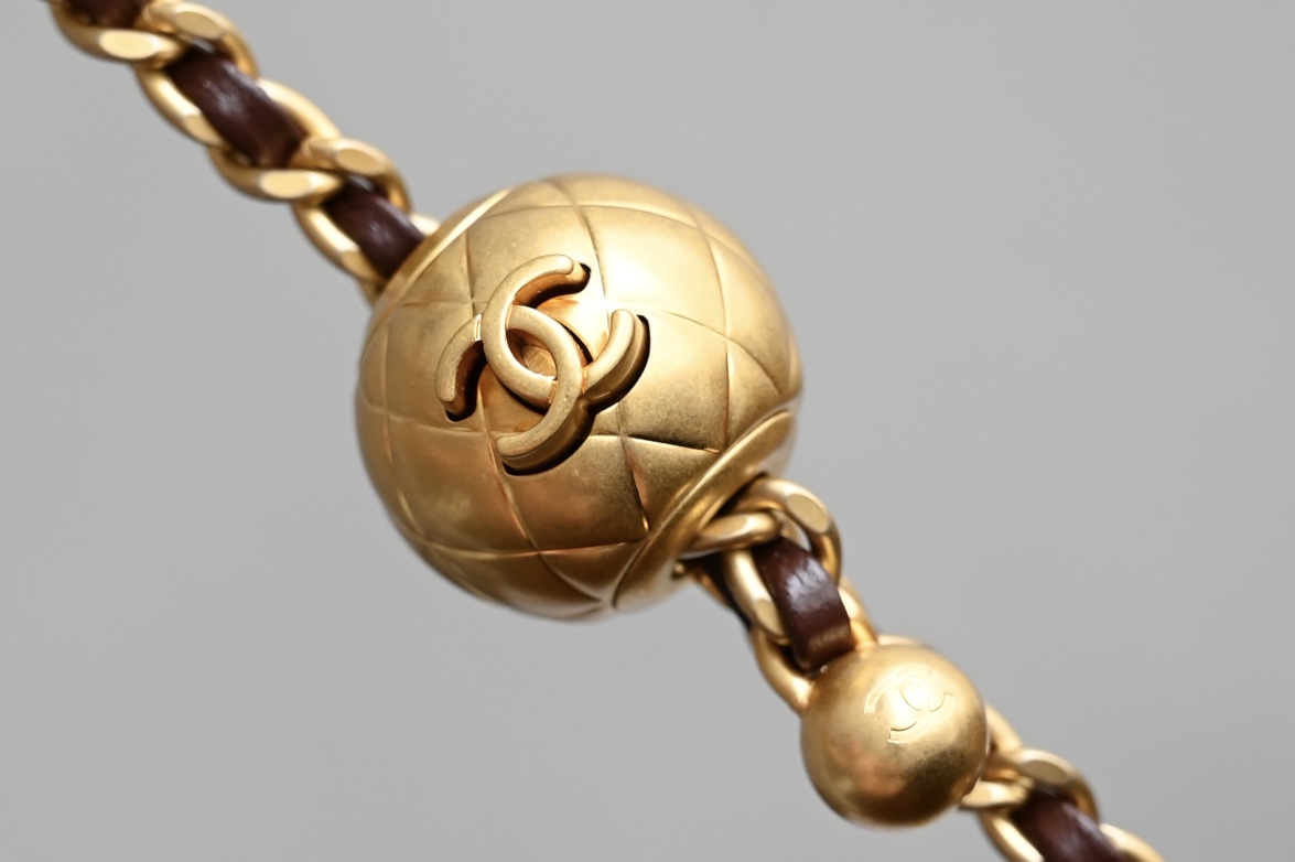 图片[6]-CHANEL 𝟐𝟒𝐊新色现货 金球口盖包
金球调节扣 大𝗆𝗂𝗇𝗂 深棕
专柜售价𝟦𝟥𝟧𝟢𝟢𝗋𝗆𝖻购入开发〰️

最新推出#金球链条口盖包大𝗆𝗂𝗇𝗂💙
具备𝖢𝖥元素造型有着性感迷人的气质
链条金球调节扣设计很精致很复古~
绝对是重量级必入收藏款️啦✔️

五金：厚镀𝟤𝟦𝖪复古金
皮料:   细腻小羊皮
尺寸：𝟣𝟥*𝟤𝟢*𝟩 𝖼𝗆-高仿包包