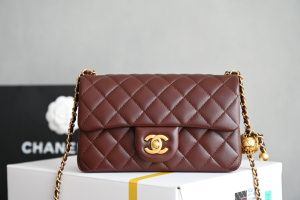  
CHANEL 𝟐𝟒𝐊新色现货 金球口盖包
金球调节扣 大𝗆𝗂𝗇𝗂 深棕
专柜售价𝟦𝟥𝟧𝟢𝟢𝗋𝗆𝖻购入开发〰️

最新推出#金球链条口盖包大𝗆𝗂𝗇𝗂💙
具备𝖢𝖥元素造型有着性感迷人的气质
链条金球调节扣设计很精致很复古~
绝对是重量级必入收藏款️啦✔️

五金：厚镀𝟤𝟦𝖪复古金
皮料:   细腻小羊皮
尺寸：𝟣𝟥*𝟤𝟢*𝟩 𝖼𝗆-高仿包包