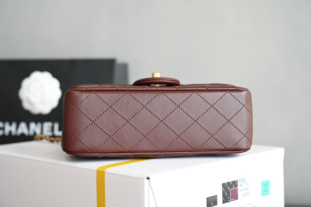 图片[3]-CHANEL 𝟐𝟒𝐊新色现货 金球口盖包
金球调节扣 大𝗆𝗂𝗇𝗂 深棕
专柜售价𝟦𝟥𝟧𝟢𝟢𝗋𝗆𝖻购入开发〰️

最新推出#金球链条口盖包大𝗆𝗂𝗇𝗂💙
具备𝖢𝖥元素造型有着性感迷人的气质
链条金球调节扣设计很精致很复古~
绝对是重量级必入收藏款️啦✔️

五金：厚镀𝟤𝟦𝖪复古金
皮料:   细腻小羊皮
尺寸：𝟣𝟥*𝟤𝟢*𝟩 𝖼𝗆-高仿包包