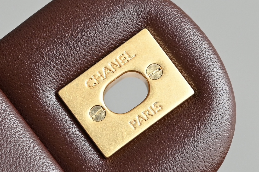 图片[5]-CHANEL 𝟐𝟒𝐊新色现货 金球口盖包
金球调节扣 大𝗆𝗂𝗇𝗂 深棕
专柜售价𝟦𝟥𝟧𝟢𝟢𝗋𝗆𝖻购入开发〰️

最新推出#金球链条口盖包大𝗆𝗂𝗇𝗂💙
具备𝖢𝖥元素造型有着性感迷人的气质
链条金球调节扣设计很精致很复古~
绝对是重量级必入收藏款️啦✔️

五金：厚镀𝟤𝟦𝖪复古金
皮料:   细腻小羊皮
尺寸：𝟣𝟥*𝟤𝟢*𝟩 𝖼𝗆-高仿包包