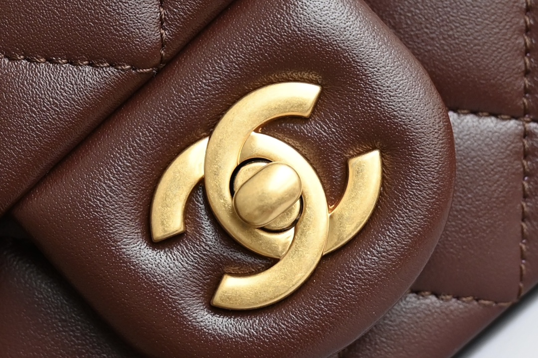 图片[7]-CHANEL 𝟐𝟒𝐊新色现货 金球口盖包
金球调节扣 大𝗆𝗂𝗇𝗂 深棕
专柜售价𝟦𝟥𝟧𝟢𝟢𝗋𝗆𝖻购入开发〰️

最新推出#金球链条口盖包大𝗆𝗂𝗇𝗂💙
具备𝖢𝖥元素造型有着性感迷人的气质
链条金球调节扣设计很精致很复古~
绝对是重量级必入收藏款️啦✔️

五金：厚镀𝟤𝟦𝖪复古金
皮料:   细腻小羊皮
尺寸：𝟣𝟥*𝟤𝟢*𝟩 𝖼𝗆-高仿包包