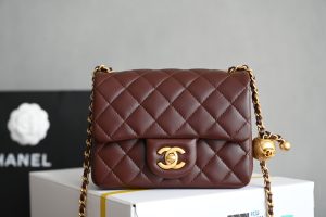 CHANEL  
 𝟐𝟒𝐊 新色现货 金球口盖包
金球调节扣方胖子 
专柜售价𝟦𝟣𝟪𝟢𝟢𝗋𝗆𝖻购入开发〰️

最新推出金球口盖𝖢𝖥方胖子💡
复古鎏金菱格纹金球调节扣设计
可赋予了包包很多种的背法🪄
 斜背 单肩 手拎 腋下包〰️
可爱的造型万般迷人容量用起来蛮大的❕
一年四季可搭配 可盐可甜 谁背谁好看🖤
感觉比经典款年轻时髦多了收藏级别必须入哟✔️

五金：厚镀𝟤𝟦𝖪复古金
皮料:   细腻小羊皮
尺寸：𝟣𝟪*𝟣𝟥*𝟩 𝖼𝗆-高仿包包