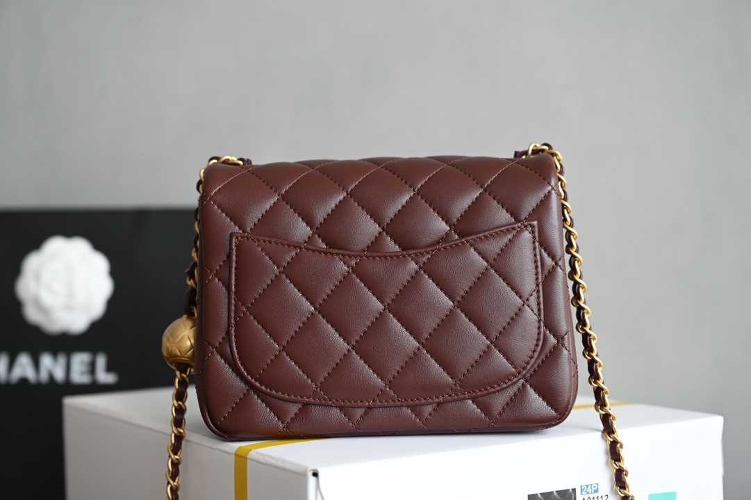 Picture [2]-CHANEL 𝟐𝟒𝐊 new color spot gold ball mouth cover bag gold ball adjustable buckle square chubby counter price 𝟦𝟣𝟪𝟢 𝟢𝗋𝗆𝖻 Purchase Development 〰️ Newly Launched Gold Balls Mouth Flap 𝖢𝖥 Square Fatty 💡 Vintage Gilt Lattice Pattern Gold Balls Adjustable buckle design can give the bag a variety of ways to carry 🪄 slant back shoulder hand carry underarm bag 〰️ lovely shape all kinds of charming capacity with quite a large ❕ year-round can be matched with salt can be sweet who carry who look good 🖤 feel younger than the classic model fashionable collection level must be Into yo ✔️ hardware: thick plated 𝟤𝟦𝖪 vintage gold leather: fine lambskin size: 𝟣𝟪* 𝟣𝟥* 𝟩 𝖼𝗆- high quality replica bags
