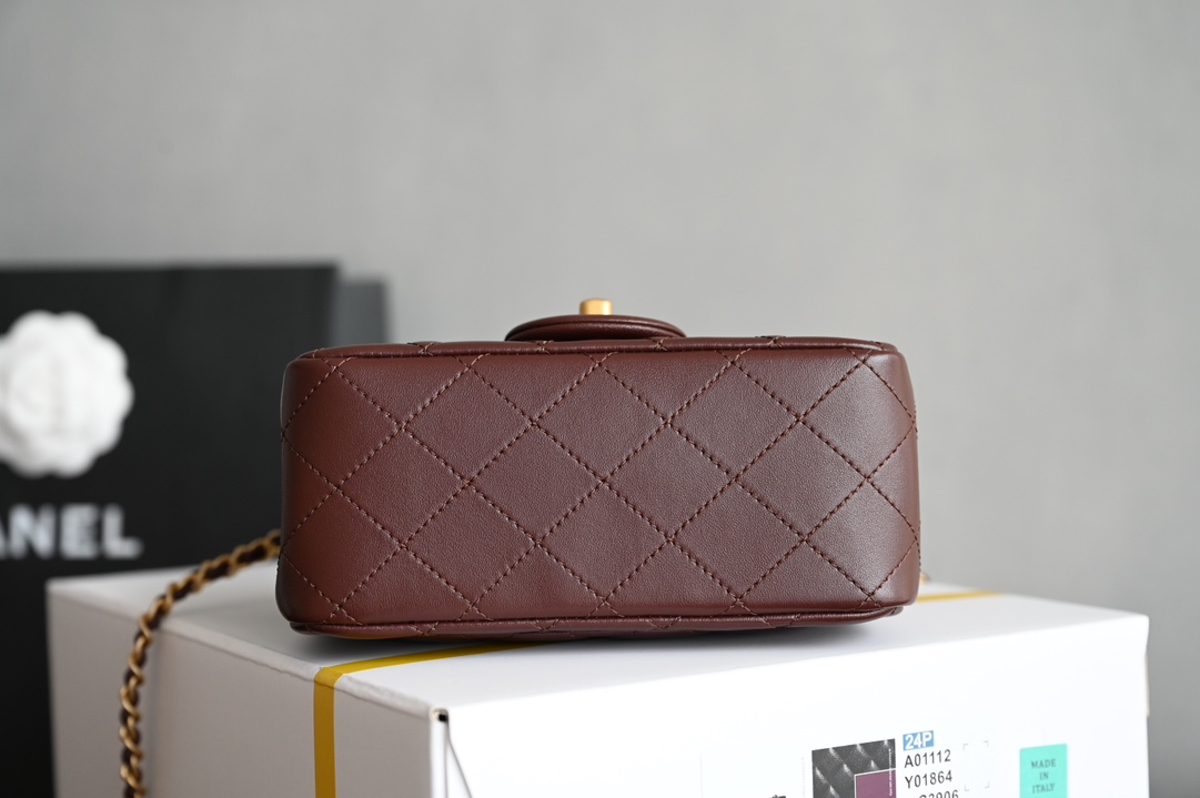 Picture [3]-CHANEL 𝟐𝟒𝐊 new color spot gold ball mouth cover bag gold ball adjustable buckle square chubby counter price 𝟦𝟣𝟪𝟢 𝟢𝗋𝗆𝖻 Purchase Development 〰️ Newly Launched Gold Balls Mouth Flap 𝖢𝖥 Square Fatty 💡 Vintage Gilt Lattice Pattern Gold Balls Adjustable buckle design can give the bag a variety of ways to carry 🪄 slant back shoulder hand carry underarm bag 〰️ lovely shape all kinds of charming capacity with quite a large ❕ year-round can be matched with salt can be sweet who carry who look good 🖤 feel younger than the classic model fashionable collection level must be Into yo ✔️ hardware: thick plated 𝟤𝟦𝖪 vintage gold leather: fine lambskin size: 𝟣𝟪* 𝟣𝟥* 𝟩 𝖼𝗆- high quality replica bags