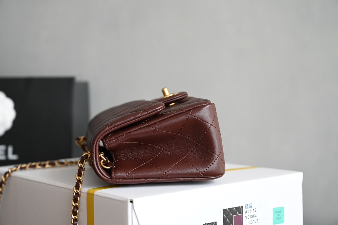 Picture [4]-CHANEL 𝟐𝟒𝐊 new color spot gold ball mouth cover bag gold ball adjustable buckle square chubby counter sale price 𝟦𝟣𝟪𝟢 𝟢𝗋𝗆𝖻 Purchase Development 〰️ Newly Launched Gold Balls Mouth Flap 𝖢𝖥 Square Fatty 💡 Vintage Gilt Lattice Pattern Gold Balls Adjustable buckle design can give the bag a variety of ways to carry 🪄 slant back shoulder hand carry underarm bag 〰️ lovely shape all kinds of charming capacity with quite a large ❕ year-round can be matched with salt can be sweet who carry who look good 🖤 feel younger than the classic model fashionable collection level must be Into yo ✔️ hardware: thick plated 𝟤𝟦𝖪 vintage gold leather: fine lambskin size: 𝟣𝟪* 𝟣𝟥* 𝟩 𝖼𝗆- high quality replica bags