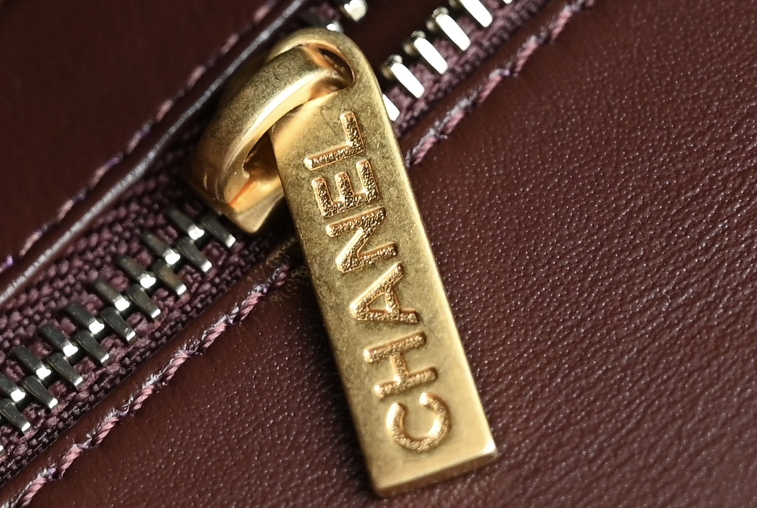Picture [7]-CHANEL 𝟐𝟒𝐊 new color spot gold ball mouth cover bag gold ball adjustable buckle square chubby counter sale price 𝟦𝟣𝟪𝟢 𝟢𝗋𝗆𝖻 Purchase Development 〰️ Newly Launched Gold Balls Mouth Flap 𝖢𝖥 Square Fatty 💡 Vintage Gilt Lattice Pattern Gold Balls Adjustable buckle design can give the bag a variety of ways to carry 🪄 slant back shoulder hand carry underarm bag 〰️ lovely shape all kinds of charming capacity with quite a large ❕ year-round can be matched with salt can be sweet who carry who look good 🖤 feel younger than the classic model fashionable collection level must be Into yo ✔️ hardware: thick plated 𝟤𝟦𝖪 vintage gold leather: fine lambskin size: 𝟣𝟪* 𝟣𝟥* 𝟩 𝖼𝗆- high quality replica bags