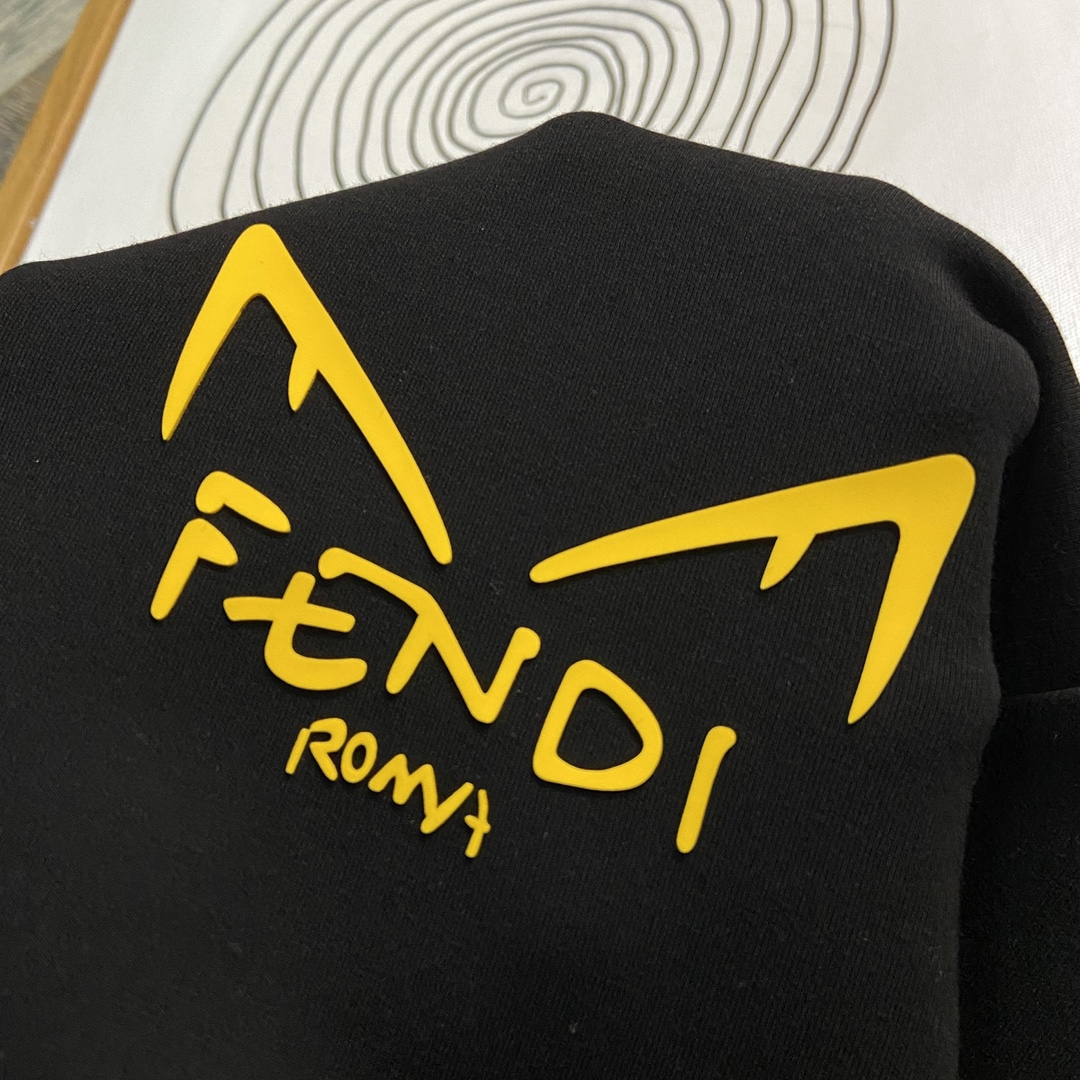 图片[7]-P480 FENDI芬迪  最大6XL穿240斤  2024秋冬GW同步卫衣T恤！秋冬单穿打底都非常出色！延续经典！全品相订单款！胸前重 工艺logo设计高端订制空气层长绒棉面料从版型到设计都很有时代的新潮感不管版型还是设计足够有细节！领口微微贴合颈部 好版型好面料！高密度精棉材质 上身舒适亲肤保暖有型！码数:M-6XL（178 140斤L 最大240斤）-高仿包包