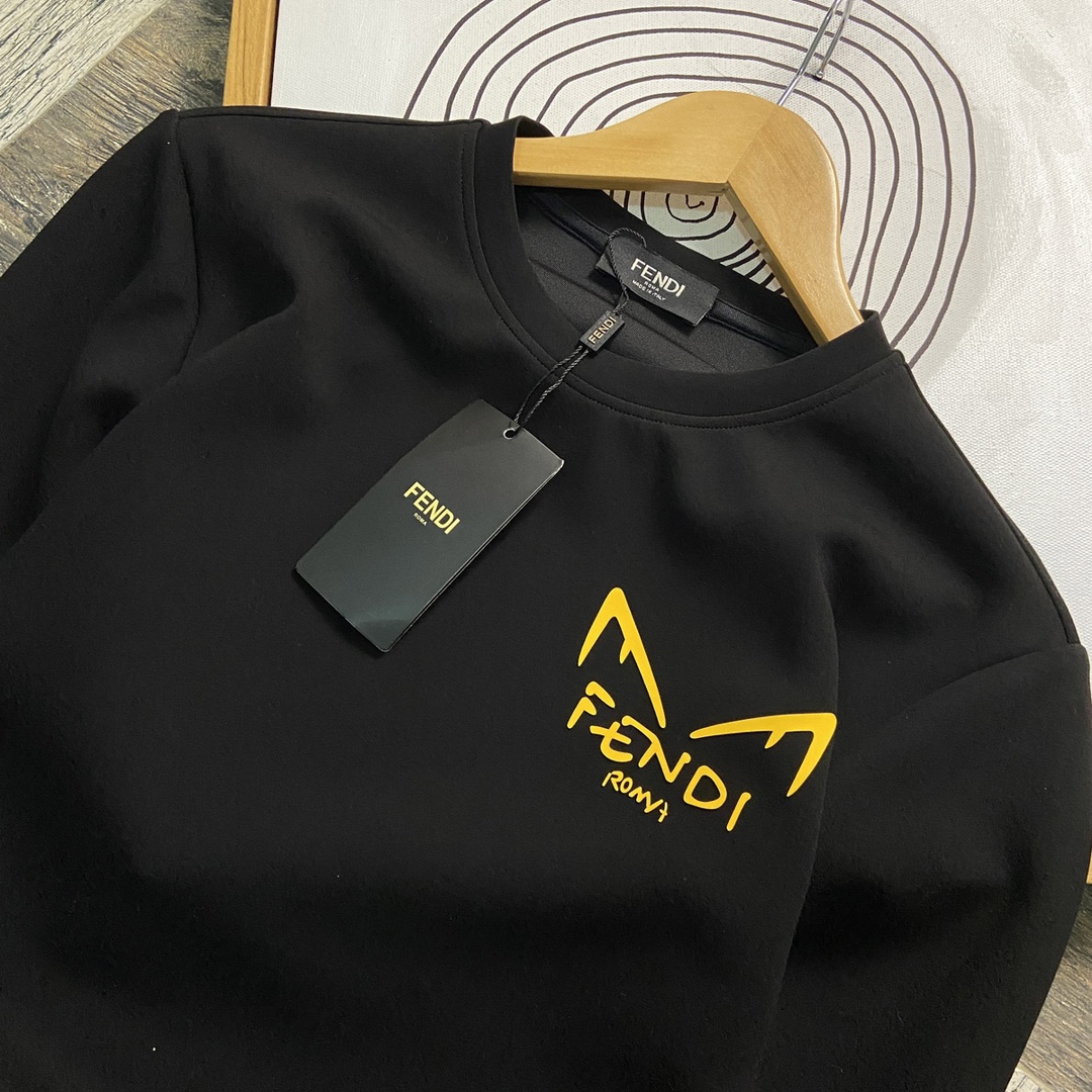 图片[8]-P480 FENDI芬迪  最大6XL穿240斤  2024秋冬GW同步卫衣T恤！秋冬单穿打底都非常出色！延续经典！全品相订单款！胸前重 工艺logo设计高端订制空气层长绒棉面料从版型到设计都很有时代的新潮感不管版型还是设计足够有细节！领口微微贴合颈部 好版型好面料！高密度精棉材质 上身舒适亲肤保暖有型！码数:M-6XL（178 140斤L 最大240斤）-高仿包包