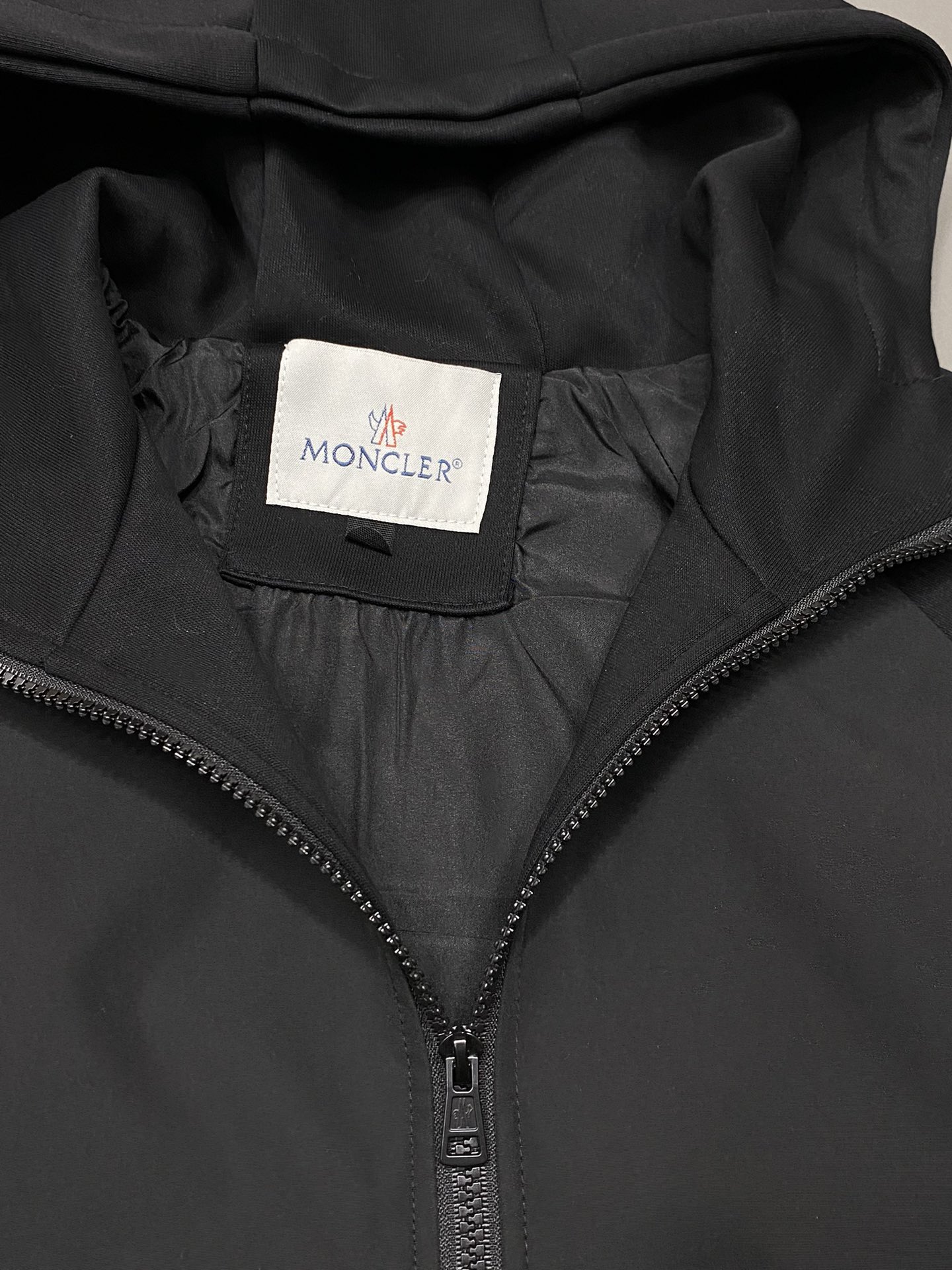 图片[6]-P640 Moncler蒙口💥独家专供新款男士休闲连帽夹克 春秋新款 透气舒适 高端定制 高版本 时尚百搭爆款⚠️⚠️✨✨进口面料 手感超柔软细腻  穿着亲肤舒适 高端精品 代工厂精细做工 上身非常赞 男士必备单品 三标齐全 码数M-3XL-高仿包包