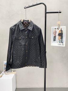 P680 Louis Vuitton路易威登💥独家专供新款男士休闲翻领夹克 春秋新款 透气舒适 高端定制 高版本 时尚百搭爆款⚠️⚠️✨✨进口面料 手感超柔软细腻  穿着亲肤舒适 高端精品 代工厂精细做工 上身非常赞 男士必备单品 三标齐全 码数M-3XL-高仿包包