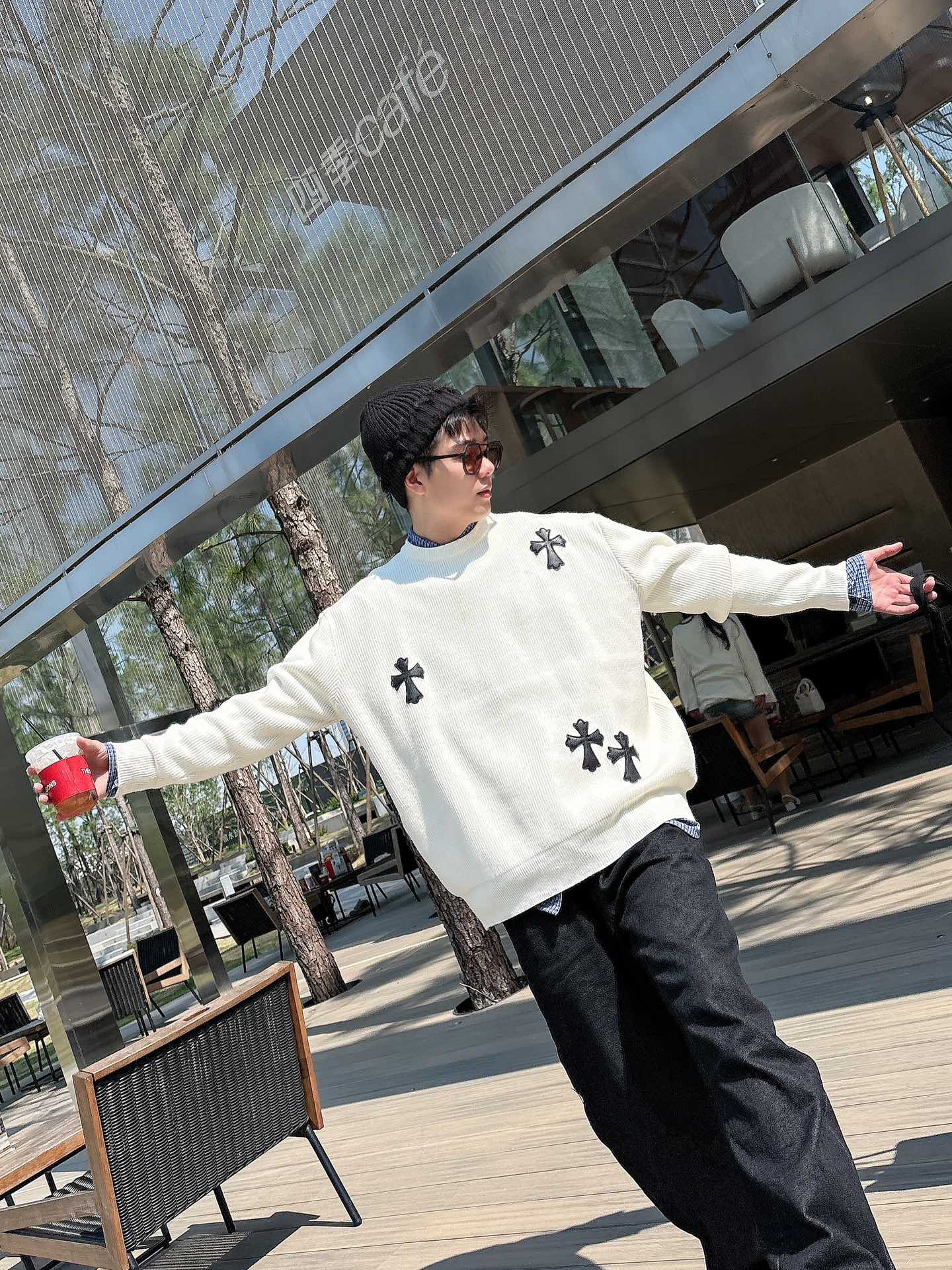 P576 💰 Ch Crochet, high end customization! Chunky needle round neck leather sweater fabric soft and comfortable without any sense of solid skin shape loose comfortable and stylish wearing warm and high quality can easily crush all versions of the market physical hand will definitely make you love it skin feel very real! Chest iconic brand logo decorative pattern detailed and clear craftsmanship is exquisite and perfect exudes temperament charm and high luxury sense of fashion breath is bursting! Super versatile wearable a knitted sweater on the upper body is very fashionable ageing perfect not pick age and gender of any body can easily manage whether worn alone or inside the ride are extremely eye-catching so that you easily become the focus of the crowd! Color: black white Size: m ~ 3 × section number: 8817
