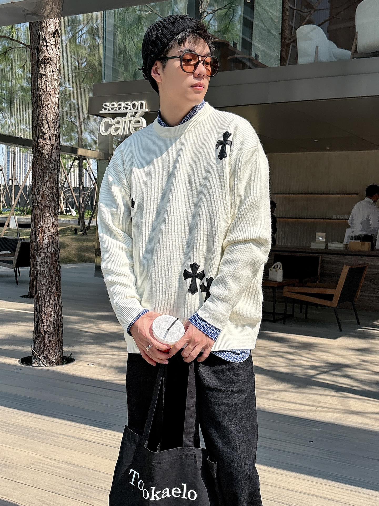 P576 💰 Ch Crochet, high end customization! Chunky needle round neck leather sweater fabric soft and comfortable without any sense of solid skin shape loose comfortable and stylish wearing warm and high quality can easily crush all versions of the market physical hand will definitely make you love it skin feel very real! Chest iconic brand logo decorative pattern detailed and clear craftsmanship is exquisite and perfect exudes temperament charm and high luxury sense of fashion breath is bursting! Super versatile wearable a knitted sweater on the upper body is very fashionable ageing perfect not pick age and gender of any body can easily manage whether worn alone or inside the ride are extremely eye-catching so that you easily become the focus of the crowd! Color: black white Size: m ~ 3 × section number: 8817