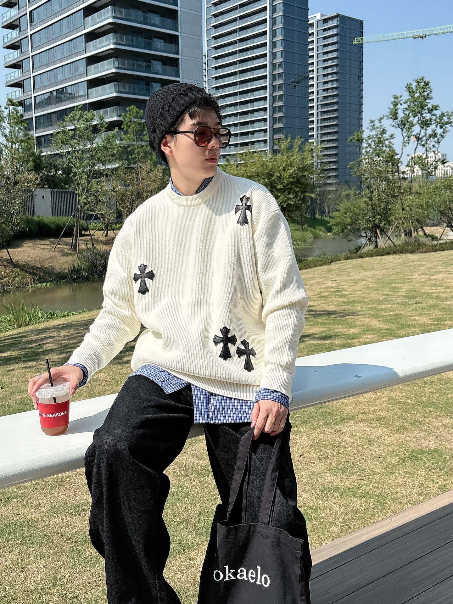 P576 💰 Ch Crochet, high end customization! Chunky needle round neck leather sweater fabric soft and comfortable without any sense of solid skin shape loose comfortable and stylish wearing warm and high quality can easily crush all versions of the market physical hand will definitely make you love it skin feel very real! Chest iconic brand logo decorative pattern detailed and clear craftsmanship is exquisite and perfect exudes temperament charm and high luxury sense of fashion breath is bursting! Super versatile wearable a knitted sweater on the upper body is very fashionable ageing perfect not pick age and gender of any body can easily manage whether worn alone or inside the ride are extremely eye-catching so that you easily become the focus of the crowd! Color: black white Size: m ~ 3 × section number: 8817