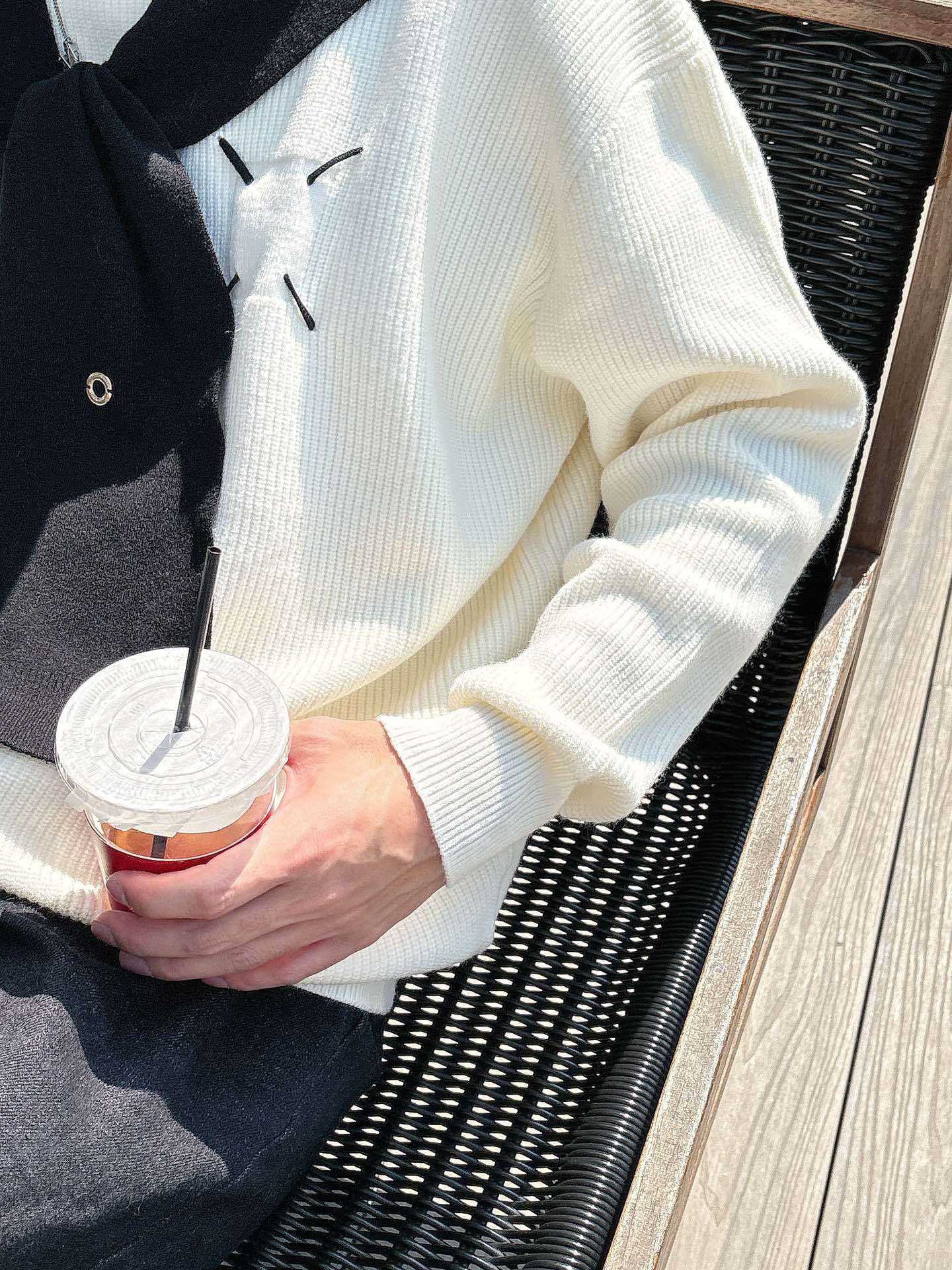 Picture [2]-P556💰 Maison Margiela Maison Margiela # Sweater Series Maison Margiela new men and women with the same models pullover knit round neck sweater Whether it is inside the lap or wear alone is very suitable to wear Korean warm men texture super soft visible sense of comfort for the boys the more simple to wear the more enduring loose fit on the body inclusive strong 🫧 hotness paragraph tee influx of men and women must-have single product can be casually dressed pattern presents a three-dimensional effect is very good feel the texture is unbeatable existence High temperature color fastening absolutely no problem of color loss Color: black white yards: m ~ 3x paragraph No.: 8809-high imitation bags