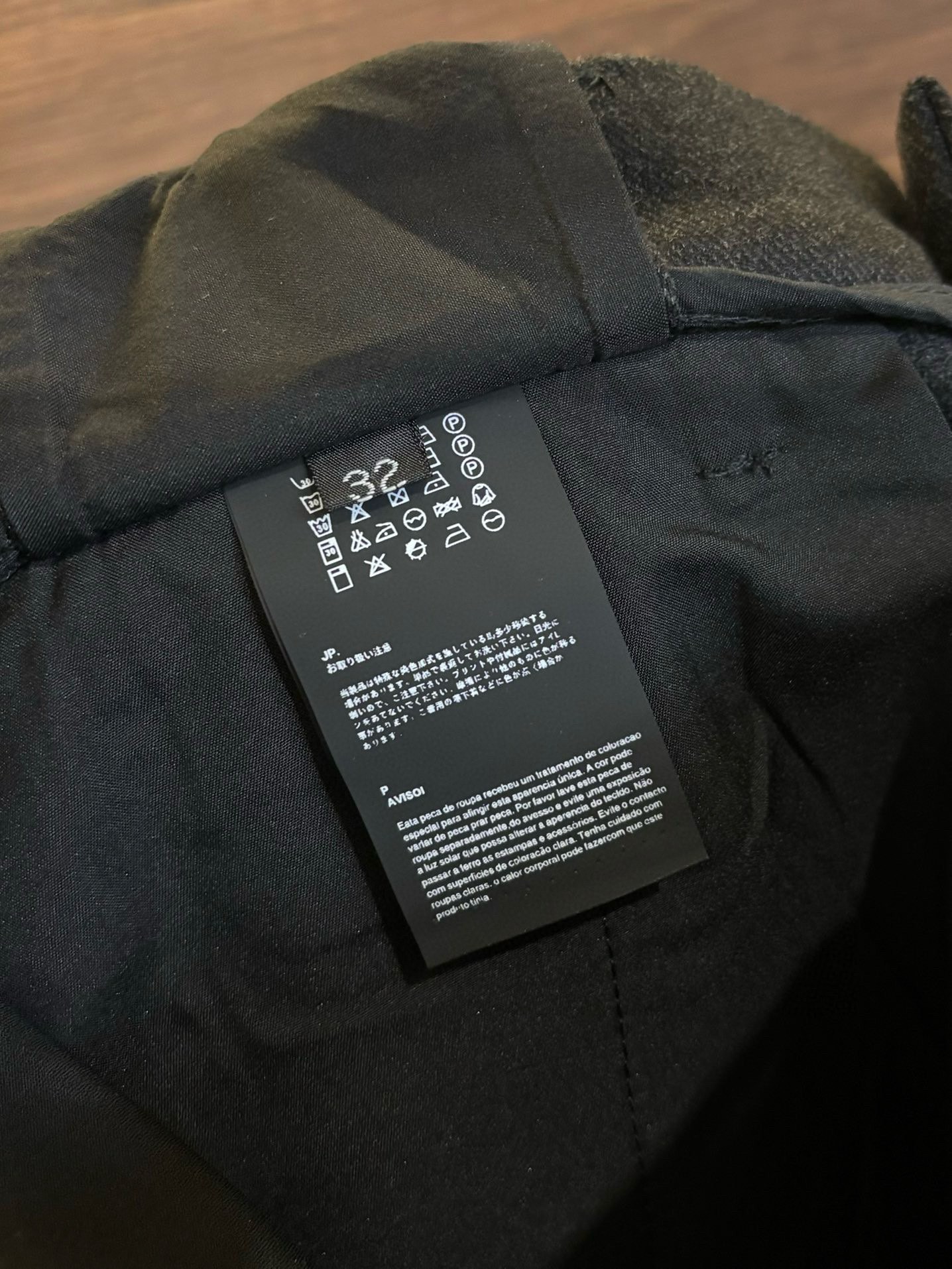 图片[9]-P520 Prada普拉达 2024秋冬男士商务休闲裤西裤贸易公司渠道货定制精纺羊毛面料触感极佳将舒适度与亲肤性发挥到极致纹理结构相当耐看既内敛又极富质感垂顺感极佳配色轻熟稳重与上装兼容空间极高衣橱必备的百搭单品！
颜色：深灰
码数：30-38（无37）-高仿包包