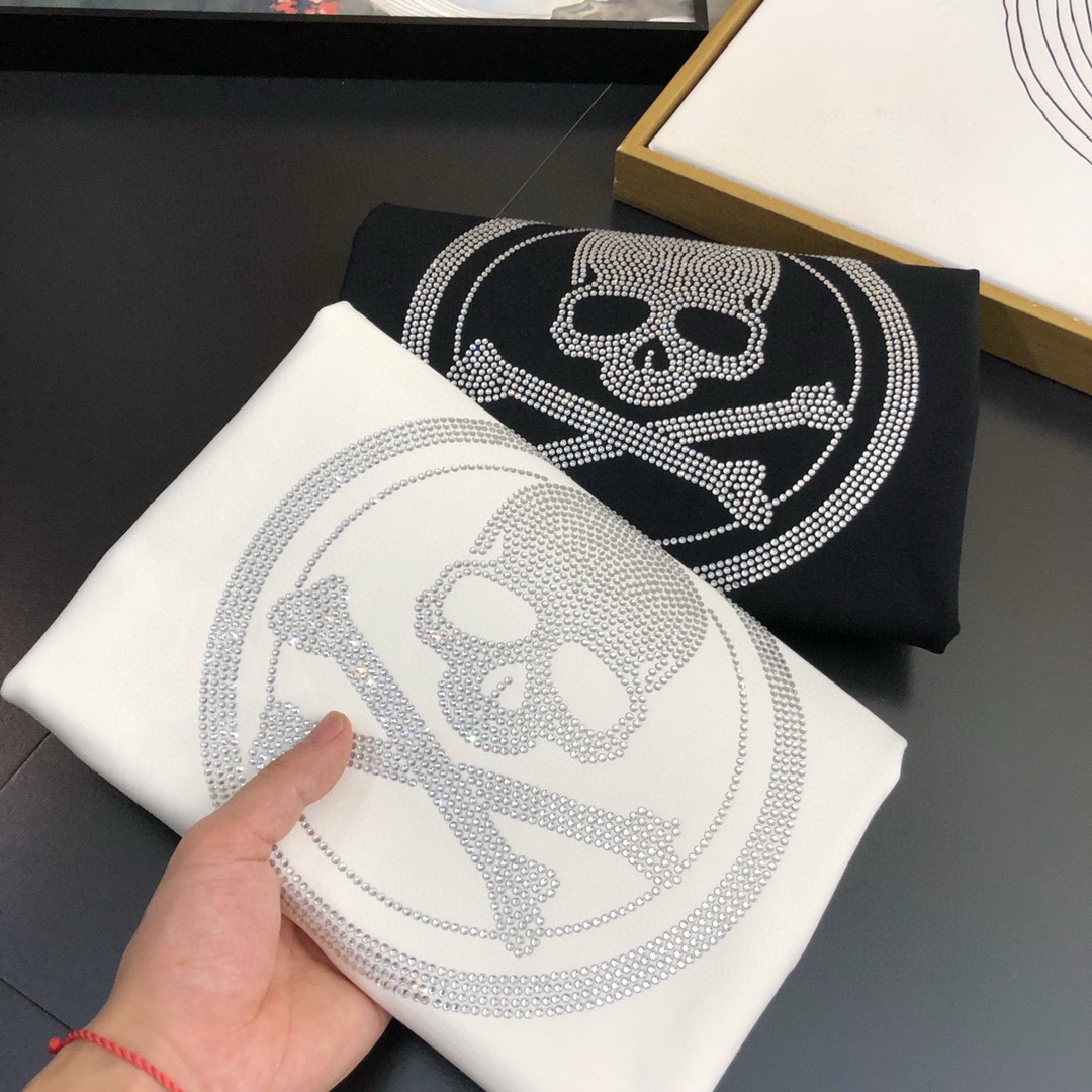 P440 VER Versace 2024 fall and winter new round neck sweater T-shirt chest brand logo heavy-duty design single wear bottoming are very distinctive The use of high grams of 360 grams of imported environmentally friendly cotton, fabric delicate, soft, classic, classical, simple, generous, feel super soft and delicate wear skin-friendly and comfortable High-end boutique factories fine workmanship on the very men's must-have single product Three complete sizes: M ~ 5XL 178 140 pounds to wear L maximum wear 230 pounds-high imitation factory