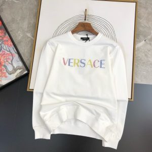 P440 VER范思哲  2024秋冬新款圆领卫衣T恤 胸前品牌logo重工设计 单穿打底都非常特色 采用高克重360克进口环保棉、布面细腻、柔软、经典之作、古典、简单、大方、手感超柔软细腻 穿着亲肤舒适 高端精品 代工厂精细做工 上身非常赞 男士必备单品 三标齐全
尺码：M~5XL  178 140斤穿L 最大穿230斤-高仿包包