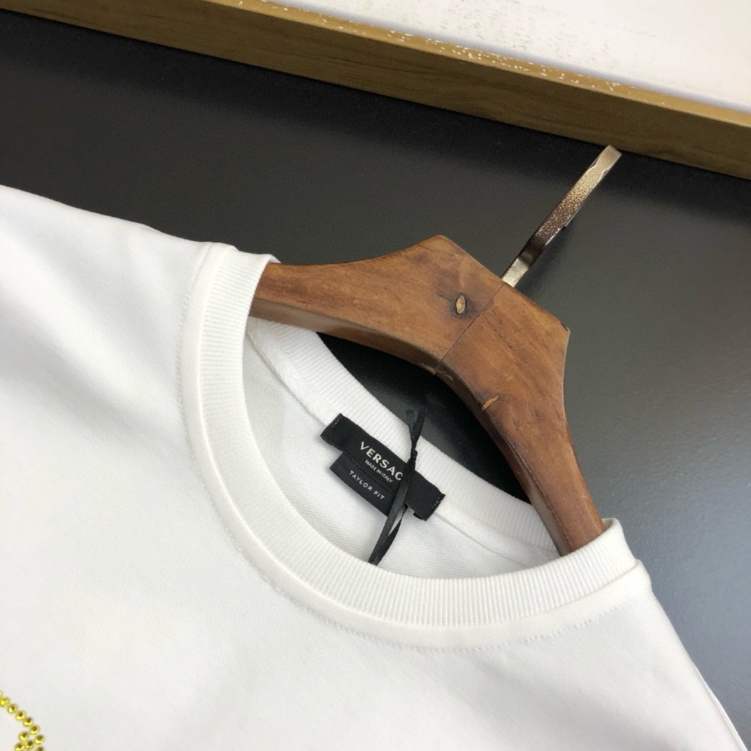 图片[7]-P440 VER范思哲  2024秋冬新款圆领卫衣T恤 胸前品牌logo重工设计 单穿打底都非常特色 采用高克重360克进口环保棉、布面细腻、柔软、经典之作、古典、简单、大方、手感超柔软细腻 穿着亲肤舒适 高端精品 代工厂精细做工 上身非常赞 男士必备单品 三标齐全
尺码：M~5XL  178 140斤穿L 最大穿230斤-高仿包包
