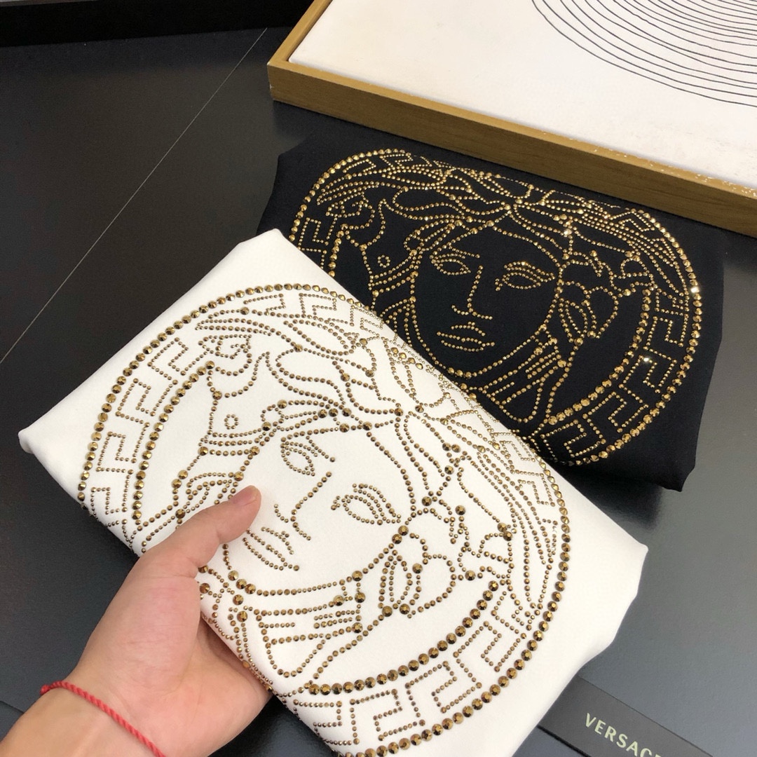 图片[3]-P440 VER范思哲  2024秋冬新款圆领卫衣T恤 胸前品牌logo重工设计 单穿打底都非常特色 采用高克重360克进口环保棉、布面细腻、柔软、经典之作、古典、简单、大方、手感超柔软细腻 穿着亲肤舒适 高端精品 代工厂精细做工 上身非常赞 男士必备单品 三标齐全
尺码：M~5XL  178 140斤穿L 最大穿230斤-高仿包包