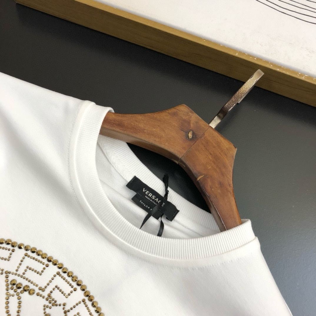 图片[5]-P440 VER范思哲  2024秋冬新款圆领卫衣T恤 胸前品牌logo重工设计 单穿打底都非常特色 采用高克重360克进口环保棉、布面细腻、柔软、经典之作、古典、简单、大方、手感超柔软细腻 穿着亲肤舒适 高端精品 代工厂精细做工 上身非常赞 男士必备单品 三标齐全
尺码：M~5XL  178 140斤穿L 最大穿230斤-高仿包包